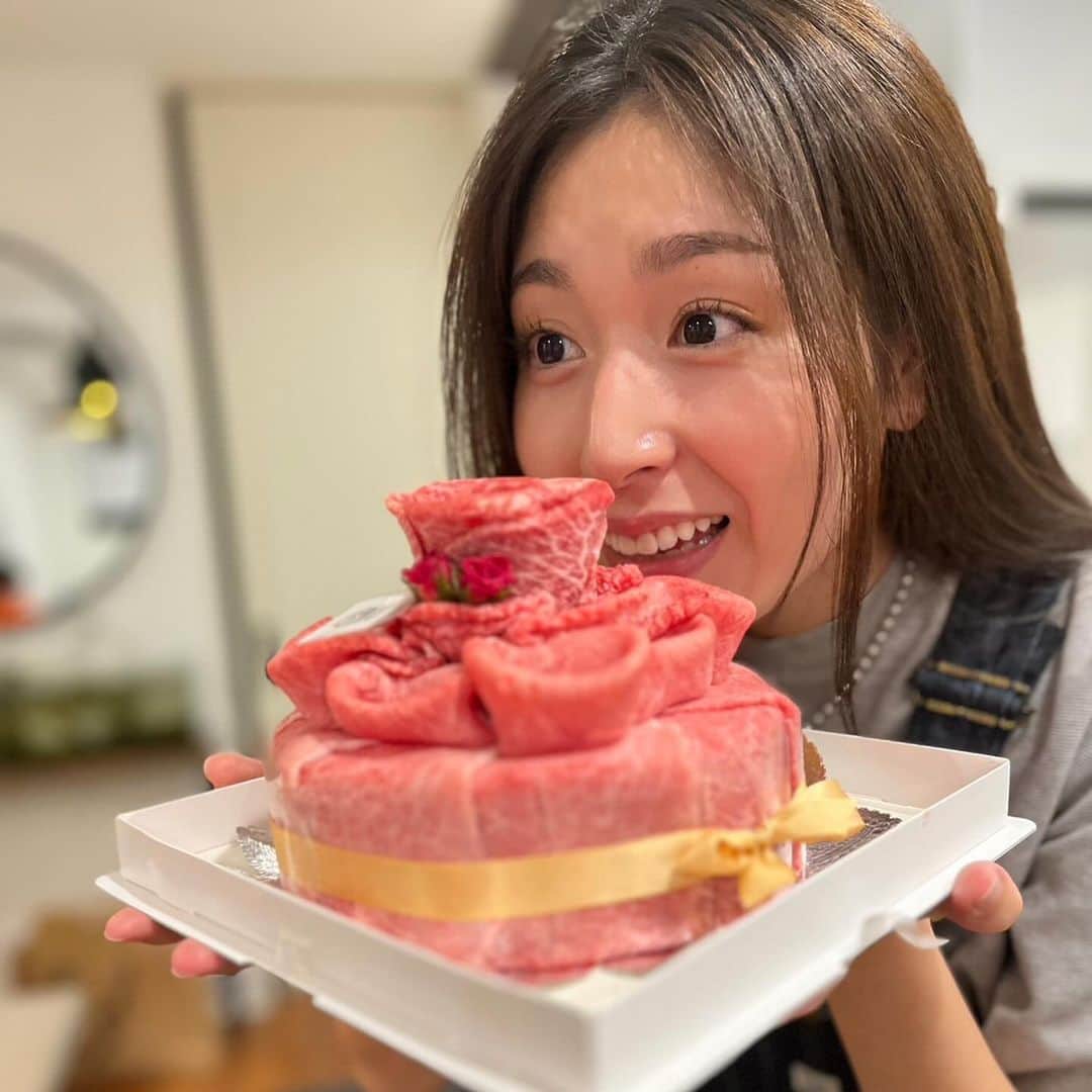 岸川聖也さんのインスタグラム写真 - (岸川聖也Instagram)「誕生日おめでとう😉㊗️🎉 前夜祭、当日、後夜祭までありがとうございました！笑 まだまだプレゼント受け付けているそうです☺️ 甘い物はあんまり食べないので肉ケーキです🎂笑 #誕生日おめでとう  #happybirthday  #10月17日」10月19日 18時10分 - seiyakishikawa