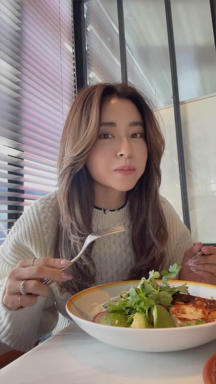 山中美智子のインスタグラム：「ブレックファースト🥗キヌアとアボカドとキムチのサラダにハロウミチーズをトッピング🤍☕️ 身体に優しいオーストラリア🇦🇺の朝ごはん🥞  📍bills 銀座　  お洋服　@alexiastam_official」