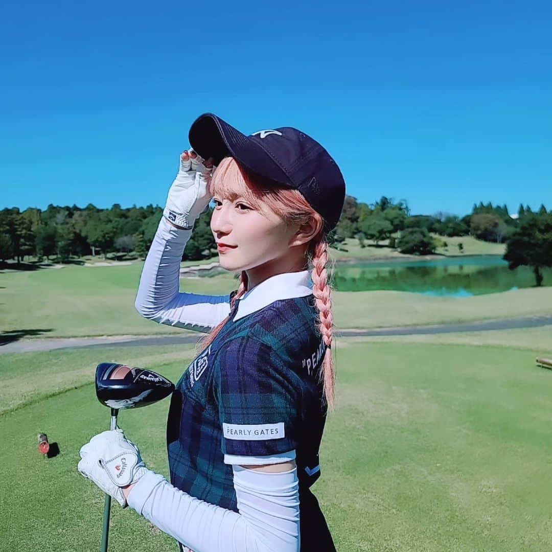 星名美怜のインスタグラム：「🖤🖤🖤 . 初ゴルフーー！ やっとコース回れました⛳♡  天気もよくて、 すごく気持ちよかった！ これから練習頑張るぞっ❤❤  ゴルフウェアかわいくて テンションあがってました！笑 おすすめのブランドとか教えて？ . #mireinsta #星名美怜  #ゴルフ #ゴルフデビュー #ゴルフウェア⁡  #ゴルフ場  #golf  #golfstagram ⁡ ⁡  #pearygates」