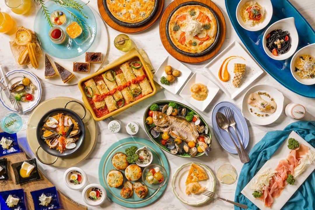 Sheraton Yokohamaのインスタグラム：「今日は #海外旅行の日✈️  オールデイブッフェ「コンパス」では  #地中海フェア 開催中🐟🦐  魚介の旨みがたっぷり入ったスペイン料理の「シーフードパエリア」や、茄子、ズッキーニ、ポテトをミートソースとホワイトソースで重ねて焼いたギリシャの家庭料理「ムサカ」など、旅する気分を味わえる地中海グルメをお楽しみいただけます。  その他にも「コンパス」定番の「ローストビーフ」や「天ぷら」、「スープカレー」などバラエティ豊かなお料理をご用意。 ご家族やご友人とのお食事にぜひご利用ください。  "グルメパレット"地中海フェア ■場所：オールデイブッフェ「コンパス」 ■期間：2023/10/2(月)～2024/1/5(金)※クリスマス・年末年始期間は特別プランをご用意しております。 ■時間： ランチブッフェ 11:30～15:30 ディナーブッフェ 月～金17:30～21:30 土日祝17:00～21:30  詳細はプロフィールのリンクの「最新情報はこちら」からどうぞ➡️ @sheratonyokohama   #横浜ベイシェラトン #横浜 #横浜ホテル #横浜駅 #横浜観光 #横浜旅行 #ホカンス #バケーション #子連れホテル #子どもとお出かけ #ビュッフェ #ホテルビュッフェ #ホテルレストラン #ランチビュッフェ #横浜グルメ #横浜ランチ #地中海  #食べ放題  #sheratonyokohama #sheraton #yokohamahotel #yokohama #hotelstay」