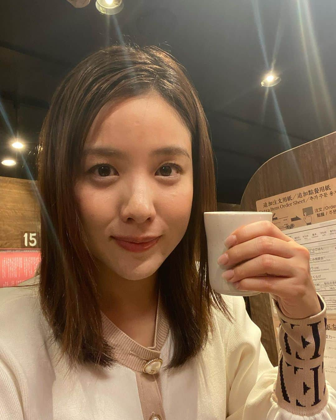 増井なぎさのインスタグラム：「初めて一蘭行った日🍜 2023.10.19  味全部ふつうにしてみたけど、お好みありますか？🫠♥︎︎  #とりあえず自撮り🤳  #nofilter  #システムに戸惑う  #あとでゆで卵追加🥚 #辛さ何倍までいけそ？」