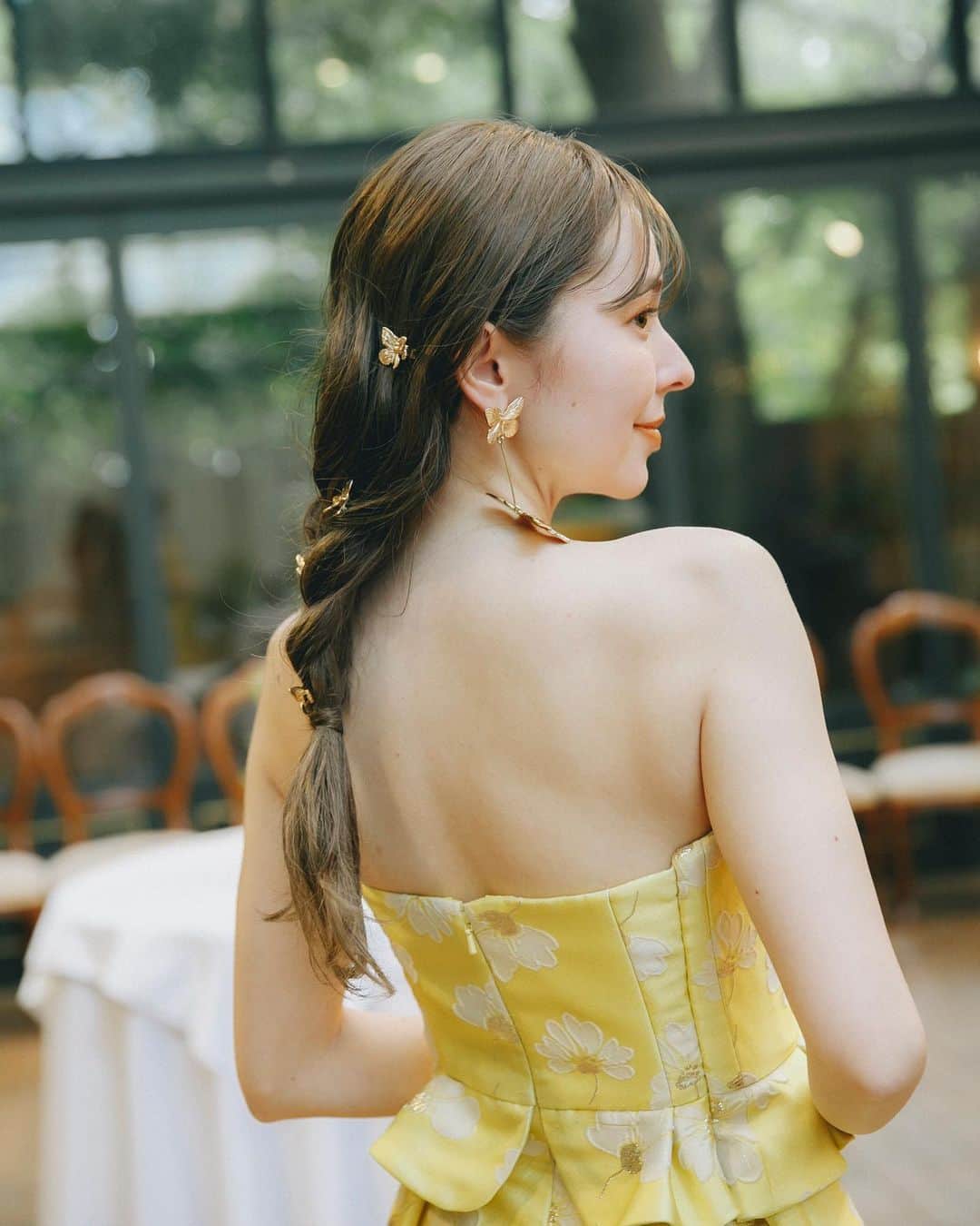 フランク奈緒美ロレインさんのインスタグラム写真 - (フランク奈緒美ロレインInstagram)「. . 式前にボディもフェイシャルも 全部お世話になっていた @onecious895 ✨  式後久しぶりに芸能人ピーリングに 行ったら私のインスタを見て 来てくれた方が多いと 嬉しいことを言ってもらって🥺🤍🤍  お肌が挙式当日ノーファンデでいけるくらい ツルッツルになる、 芸能人ピーリング¥15,000(税込)が、 私のインスタを見たと言っていただけたら 初回限定¥5,000割引の 価格¥10,000(税込)で出来ます🫶🏻 11/末までの割引だなら ぜひぜひ今月！！もしくは来月に @onecious895 のDMにて受付してるみたいなので 是非、一度お試しください😊✨  ブライダルエステでも、日々のお肌ケアのエステでも とてもとてもオススメです🫶🏻  ちなみに最後の動画はピーリングで 不要な肌の角質が溶けてる証拠動画。笑 久しぶりに行ったから真っ白😂 前こんなにならなかったのに、、笑 継続大事👌👌笑 . . #オネシャス#onecious#芸能人ピーリング#エステ#美容#芸能人ピーリング#ブライダルエステ#ピーリング#青山エステ#PR」10月19日 18時19分 - naomilorrainefrank