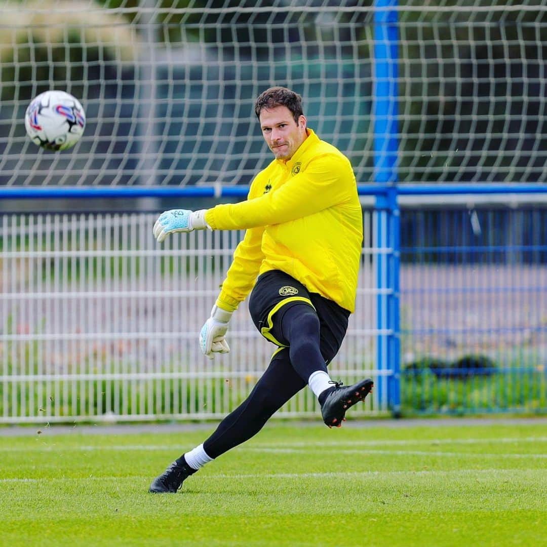 アスミル・ベゴヴィッチのインスタグラム：「Ready to go again! 💪🏻🆎🧤🔵⚪️  @ab1gk @officialqpr   #lovethisgame⚽️」