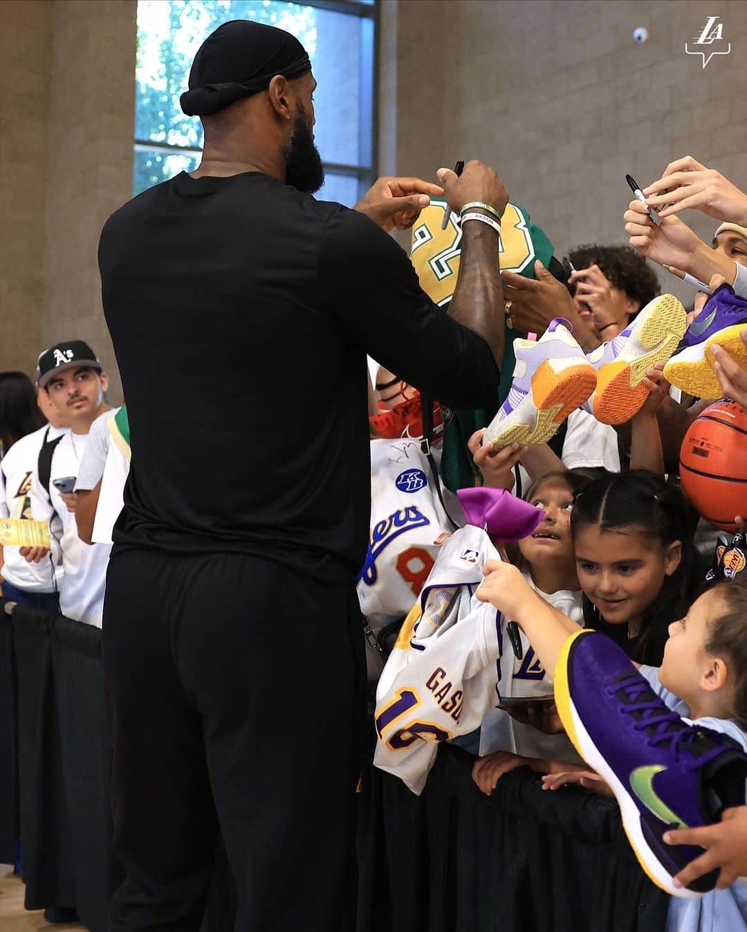 Los Angeles Lakersさんのインスタグラム写真 - (Los Angeles LakersInstagram)「Nothing but love for the best fans in the world. Purple & Gold fam showed out at Open Practice Wednesday 🖊️」10月20日 3時45分 - lakers