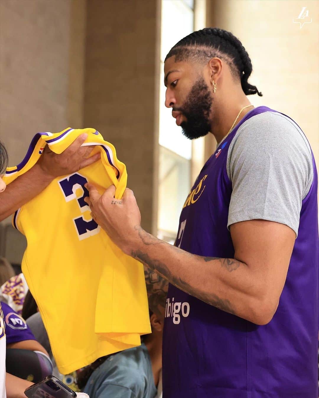 Los Angeles Lakersさんのインスタグラム写真 - (Los Angeles LakersInstagram)「Nothing but love for the best fans in the world. Purple & Gold fam showed out at Open Practice Wednesday 🖊️」10月20日 3時45分 - lakers