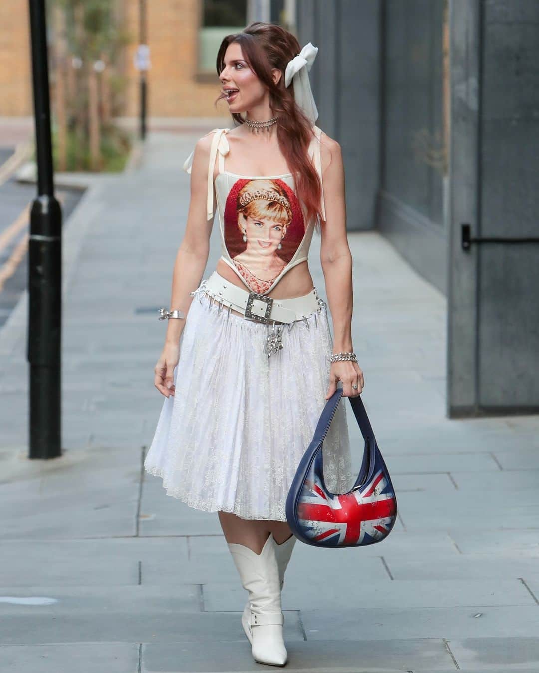 Rolling Stoneさんのインスタグラム写真 - (Rolling StoneInstagram)「Julia Fox spotted wearing a Princess Diana corset top in London. 📷 Rachpoot/Bauer-Griffin/GC Images」10月20日 3時53分 - rollingstone