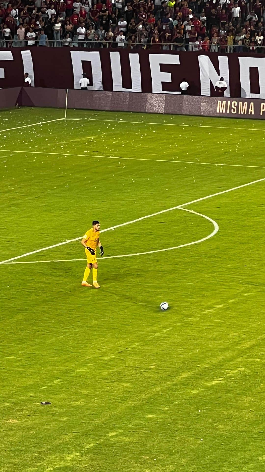 ラファエル・ロモのインスタグラム：「Grande nuestro héroe vinotinto @rafaromo1  Grande el amor de madre 😍 Grande nuestra @selevinotinto 🇻🇪  Mano tengo fe 🙏  #venezuela #futbol #eliminatoriasqatar2022 #lavinotinto #rafaromo」