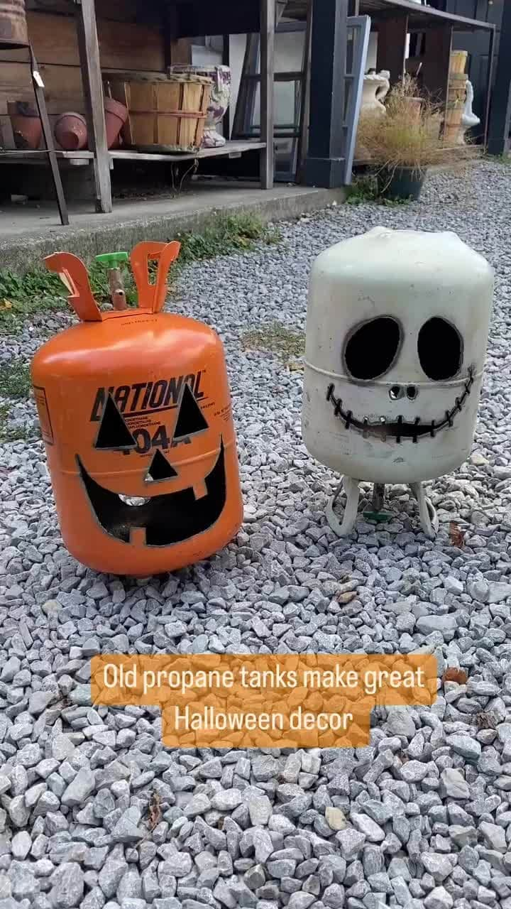 Flavorgod Seasoningsのインスタグラム：「Old Air tanks & propane tanks Make sweet Halloween decorations #halloween #decor #october #halloweencostume」