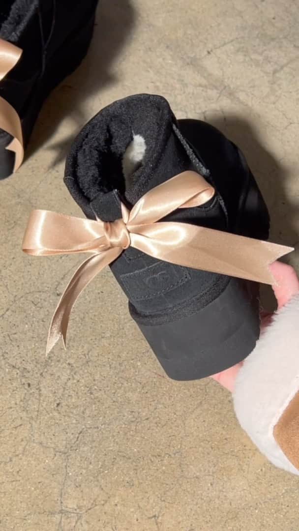アグのインスタグラム：「Still adding bows to everything over here 🎀  Trend by @mel.amartinez   #UGG #UggBows #BowTrend #UggPlatforms #UggBoots」