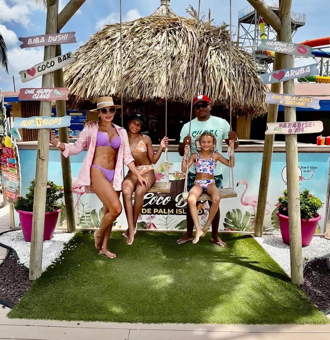 ファン・スニガのインスタグラム：「Mis TBT favoritos siempre será con ellos. #aruba🇦🇼 #throubackthursday❤ #takemeback @camilozuniga18 @sofiazunigaroficial @esmeraldazunigar」