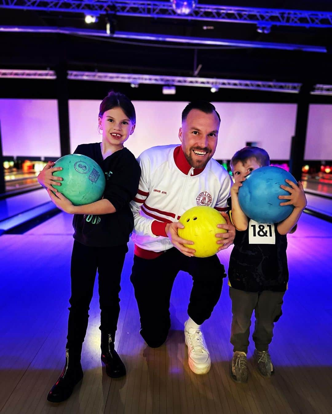 ケヴィン・グロスクロイツのインスタグラム：「Ein toller Tag ist zu Ende ❤️💯 Wir waren bowlen und es hat unheimlich viel Spaß gemacht. Papa ist erstmal ab morgen 6 Tage für den @bvb09 unterwegs 🖤💛 Ich hab euch unendlich lieb und egal was ist, Papa wird immer für EUCH da sein ❤️❤️💯 #meinchampion #meinengel #meinganzerstolz #isso」