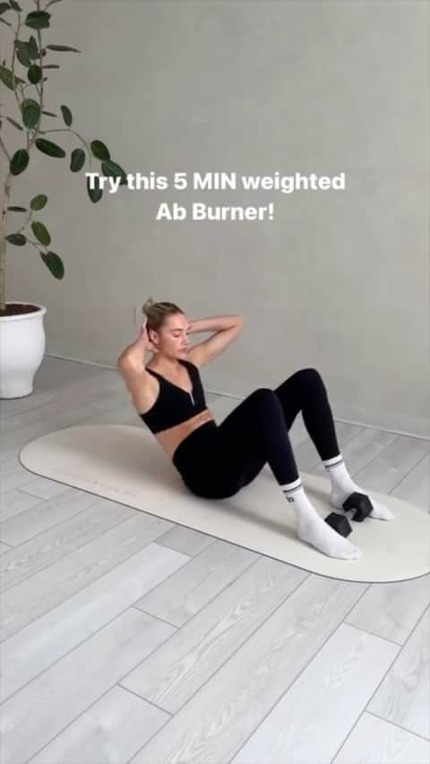 サンヌ・ヴロートのインスタグラム：「My go to 5 minute ab burner that I love adding to any type of workout.   Save this and repeat 2-3 rounds!  	⁃	15x Sit ups with weight between feet 	⁃	15x Weighted bent leg jack knife 	⁃	15x Russian Twist 	⁃	20x Bicycle  	⁃	15x Boat Crush w/ twist  To follow more of my workout programs head over to @soulsyncbody and start your 7 day FREE trial!」