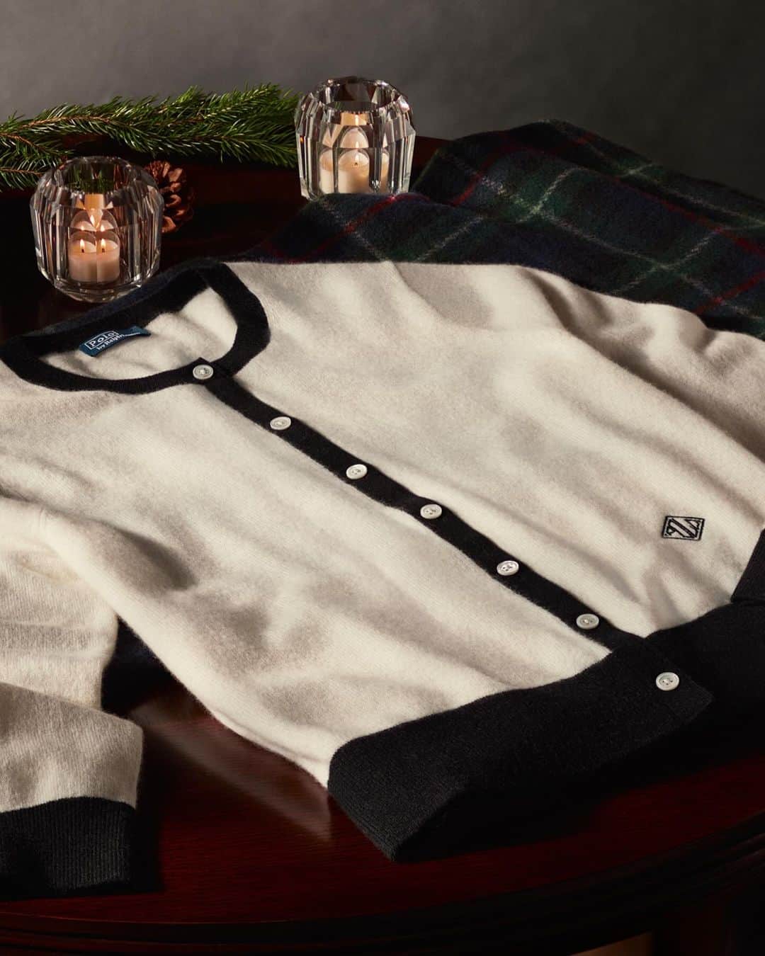 Polo Ralph Laurenさんのインスタグラム写真 - (Polo Ralph LaurenInstagram)「Give the gift of #PoloRLStyle with #PoloRalphLauren accessories and sweaters this holiday season.   Explore #RLGifts via the link in bio.   #RLHoliday」10月20日 4時08分 - poloralphlauren
