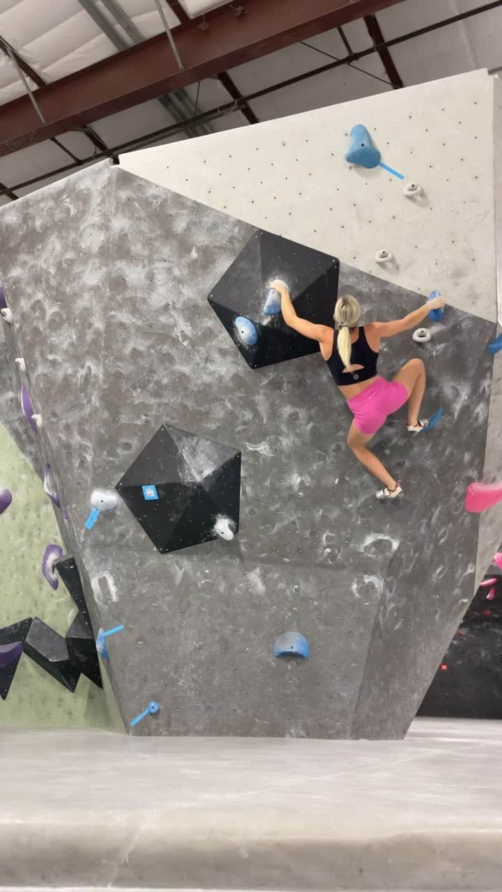 シエラ・ブレア・コイルのインスタグラム：「A gym boulder sesh at @blackrockbouldering to mix up all of the MoonBoard and outdoor climbing 🎉 A fun boulder with a scary finish from @mattskinn10 🔥 #BRBG」