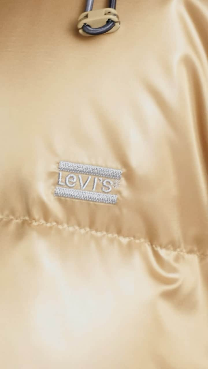 Levi’sのインスタグラム：「Life in a bubble is just better. 🫧  Meet the Bubble family—our range of pillowy puffers across colors, lengths and design details. Insulated with RDS down filling, these pieces will protect you from chilly temps *and* boring outfits.  Shop all styles now via link in bio and stories.」