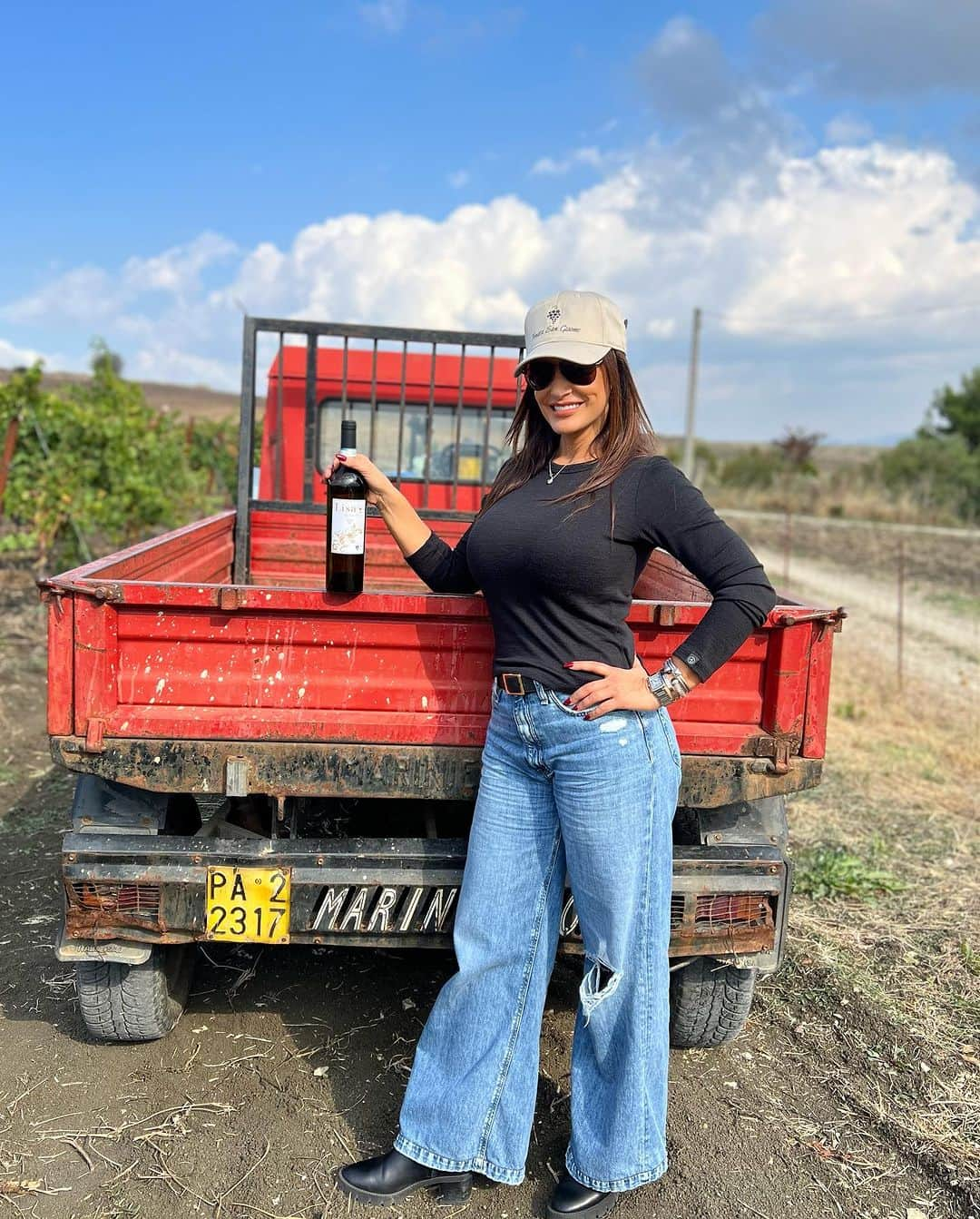 リサ・アンさんのインスタグラム写真 - (リサ・アンInstagram)「From the vine to the bottle 🍷 I got to experience each step while visiting @tenutasangiaime_winery 🍷 I have a new understanding and a true fascination with the process. 🍷   Now it’s time to get a bottle in your handle for your first pour. ❤️   #tenutasangiaime #vineyards #wine #gangi #sicily #italy #thereallisaann」10月20日 4時17分 - thereallisaann