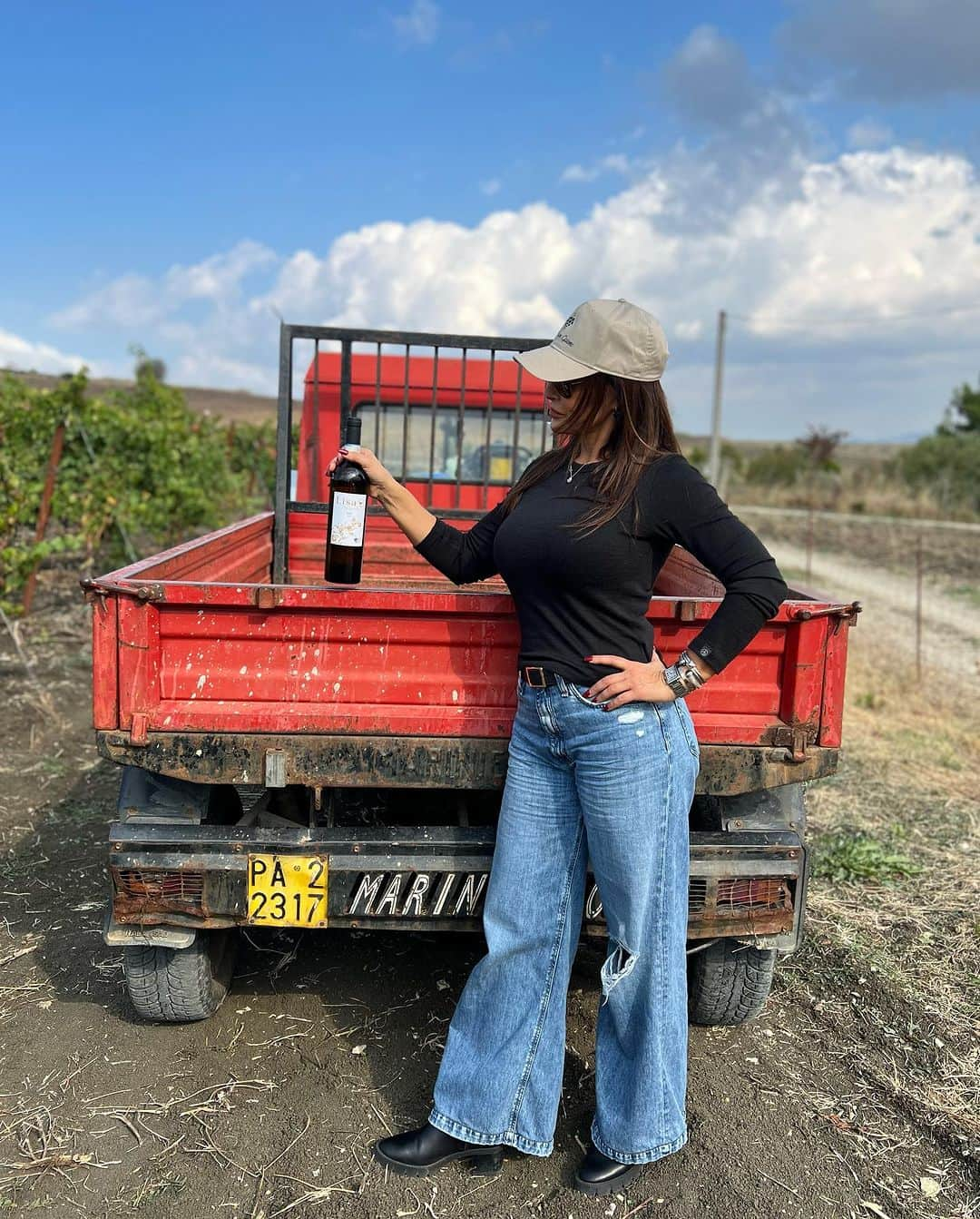 リサ・アンさんのインスタグラム写真 - (リサ・アンInstagram)「From the vine to the bottle 🍷 I got to experience each step while visiting @tenutasangiaime_winery 🍷 I have a new understanding and a true fascination with the process. 🍷   Now it’s time to get a bottle in your handle for your first pour. ❤️   #tenutasangiaime #vineyards #wine #gangi #sicily #italy #thereallisaann」10月20日 4時17分 - thereallisaann