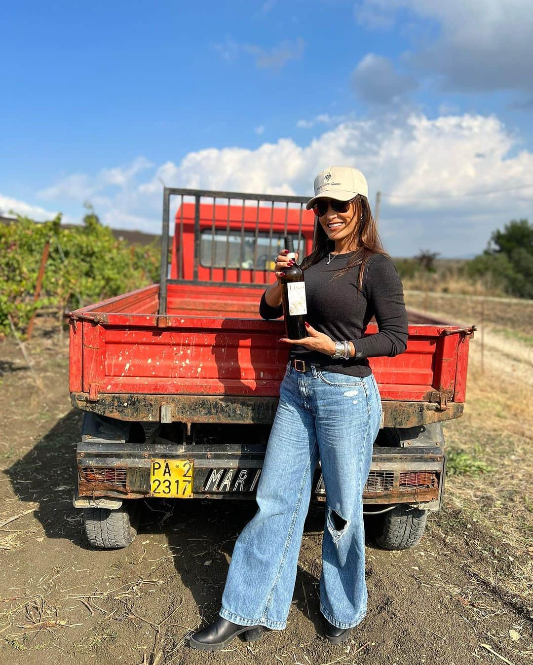 リサ・アンさんのインスタグラム写真 - (リサ・アンInstagram)「From the vine to the bottle 🍷 I got to experience each step while visiting @tenutasangiaime_winery 🍷 I have a new understanding and a true fascination with the process. 🍷   Now it’s time to get a bottle in your handle for your first pour. ❤️   #tenutasangiaime #vineyards #wine #gangi #sicily #italy #thereallisaann」10月20日 4時17分 - thereallisaann