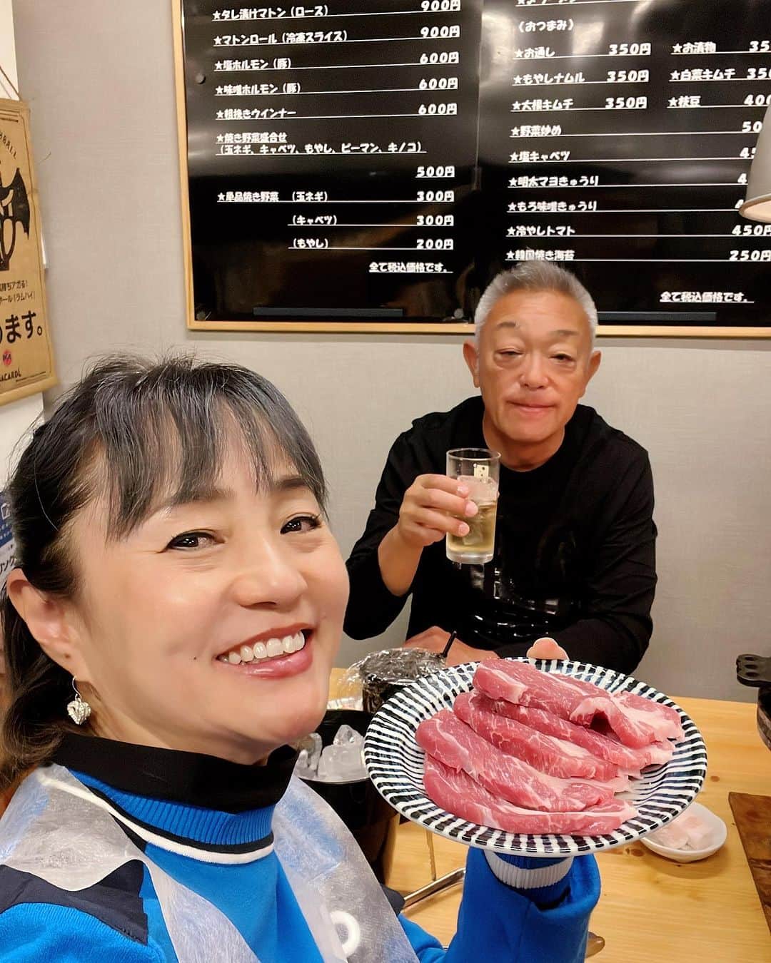 橋本志穂のインスタグラム：「札幌の女子友とのゴルフを終えて、、、  苫小牧のしーちゃんが 札幌まで迎えにきてくれました❣️ ありがとーー そして、千歳に行き、 千歳で厚木の大滝さんと合流〜 美味しいジンギスカン屋さんに連れてって下さいました〜  シメのラーメン、 和風出汁でジンギスカンのツケだれを薄めていただくのです。 サイコー❣️ 和風出汁がジンギスカンのタレに合うなんて〜  ZOOのアキラくんのお店に行き、 地元の歌手の子の歌を聴いたり〜 楽しい夜を過ごして、 コンビニでチョコモナカジャンボ買って 半分づつ食べながら 歩いてホテルまで帰りました。  パリッパリのチョコモナ、美味しかった〜  明日のゴルフ、、どうやら中止になりそうな気配。 雨、降ってきた〜🥲  #千歳の夜  ジンギスカンに行くから、 ゴルフウェアのまま札幌から出てきたんだけど、 夜中のコンビニまで、 ずっとゴルフウェアだったの、初めて‼️ 気合い入れてジンギスカンを受け入れた日でした〜」
