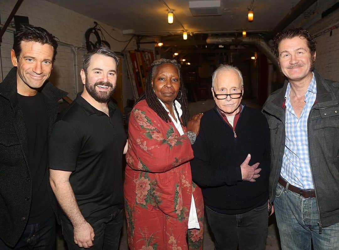 コリン・ドネルさんのインスタグラム写真 - (コリン・ドネルInstagram)「Original #JAWS star Richard Dreyfuss visited @sharkonbroadway last night with @whoopigoldberg 🦈💙  Photos: @bruglikas 📸」10月20日 4時35分 - colindonnell