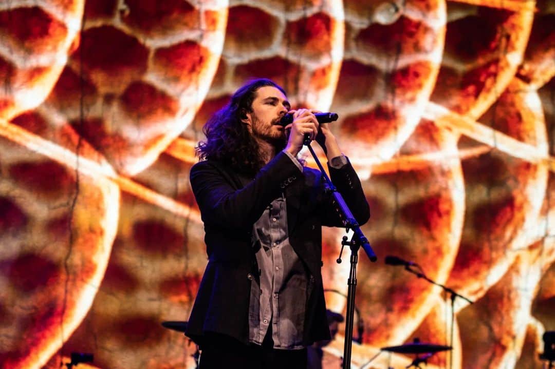 ホージアのインスタグラム：「Two beautiful nights at @redrocksco. Thank you to every single person that came to one of the last two shows. There are certain moments when I’m overwhelmingly confronted by how fortunate I am to do what I do and find myself where the music has taken me. Finding myself in that unique place with all of you was one such moment of sheer stunned gratitude. Thank you 🖤  📸 @RuthlessImagery」