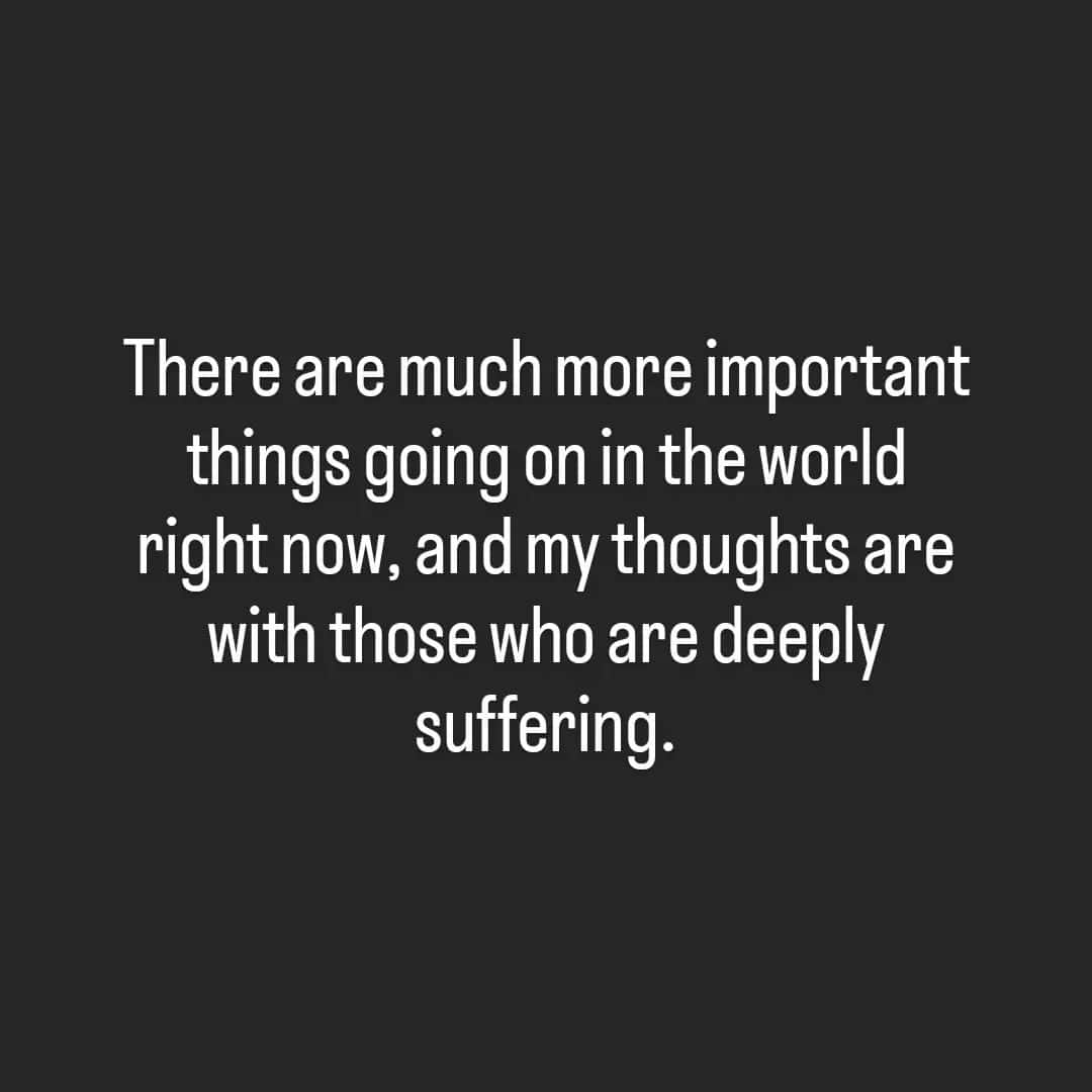 ルピタ・ニョンゴのインスタグラム：「There are much more important things going on in the world right now, and my thoughts are with those who are deeply suffering.  At this moment, it is necessary for me to share a personal truth and publicly dissociate myself from someone I can no longer trust…  I find myself in a season of heartbreak because of a love suddenly and devastatingly extinguished by deception. I am tempted to run into the shadows and hide, only to return to the light when I have regained my strength enough for me to say, “Whatever, my life is better this way.” But I am reminded that the magnitude of the pain I am feeling is equal to the measure of my capacity for love. And so, I am choosing to face the pain, cultivating the courage to meet my life exactly as it is, and trusting that this too shall pass. The promise, they say, is that a tender heart is what gives birth to fearlessness. I hope it’s true… I share this to keep it 💯, and hoping that the knowledge of my experience might be useful to someone else out there experiencing the grip of heartbreak who is poised to try and escape from the pain and miss out on the wisdom that comes from it.  #Breakup  Let’s face our pain so we don’t spread it.」