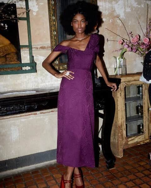 ShopBAZAARのインスタグラム：「With the holiday festivities right around the corner, it’s time to get ready to put your best looks forward. Let’s get formal with sparkling diamond necklaces, strappy satin heels, elegant organza trousers, off-the-shoulder amethyst dresses, embellished dinner jackets, and more occasion wear. #SHOPBAZAAR」