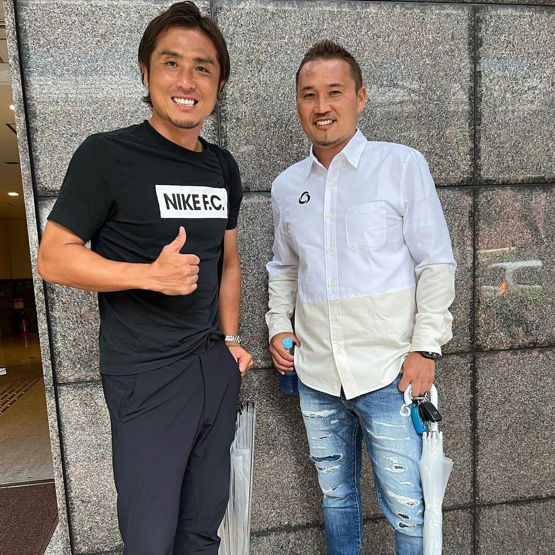 那須大亮のインスタグラム：「同世代の小松原と⚽️  中学、高校世代で有名だった小松原 プロ選手時代での壮絶な話など今だから話せる事を話ししてもらいました‼️  引退して違うフィールドで大活躍中な小松原の姿をみて刺激をもらいました✨  #小松原学 #同級生 #スポーツトレーナー」