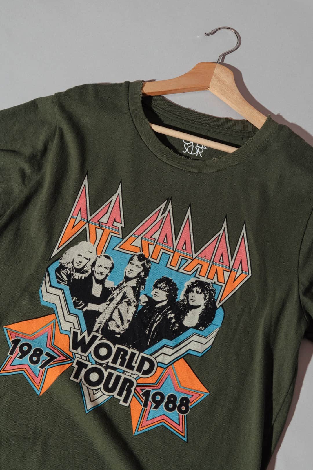 チェイサーのインスタグラム：「Life is better in a graphic tee」