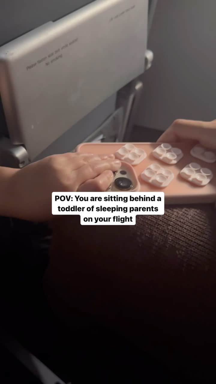 アメリカ運輸保安局のインスタグラム：「What’s a toddler’s rule of possession?  If they can take it from you, it’s theirs. Finders keepers (losers weepers). Are you a parent/guardian who’s mustered the strength to fly with an infant, tot, or child? We’ve scratched together some helpful tips that should keep any hangriness at acceptable levels. Here’s a rundown from screening to plane:  🆔For domestic travel within the U.S., we don’t require ID at the checkpoint for passengers under 18. However, please reach out to your airline as their policy may differ.  👶🏼Remove infants and children from strollers and car seats and carry them in arms through the walk-through metal detector.  ✅Strollers, umbrella-strollers, baby carriers, car and booster seats and backpacks must be screened by X-ray. Equipment that does not fit through the X-ray machine will undergo a visual/physical inspection by TSA officers.  👟Children 12 and under can leave their shoes, light jackets and headwear on during screening.  🍟A toddler’s mealtime is just different. You’ll be happy to hear solid foods of any kind are good to go in carry-on and checked bags.  This is just a teaser of the info we have readily available. If you’re looking for more on milk/formula, ice packs, mobility aids, or TSA Cares assistance, don’t sleep on the link in our bio.   #TravelingWithChildren #ToddlerLife #AirTravel   Video by @celinaadornetti」