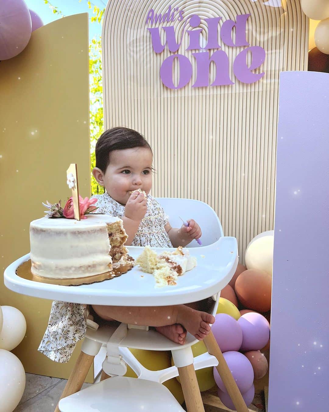 オデット・アナブルのインスタグラム：「And just like that, our girl is ONE 🤩Happy Birthday Andi girl. You are even more than my wildest dreams could have ever imagined. Loving you is the easiest thing, thank you for choosing me to be your Mama. I’m holding you extra tight these days. Special shout out to @poppyandroseatx for these magnificent balloons and backdrops and for putting your magic on every single touch and to @spreadandco for THE charcuterie to end all charcuterie’s. It was a special day indeed 🥹 ✨ 🫶🏽🎂」