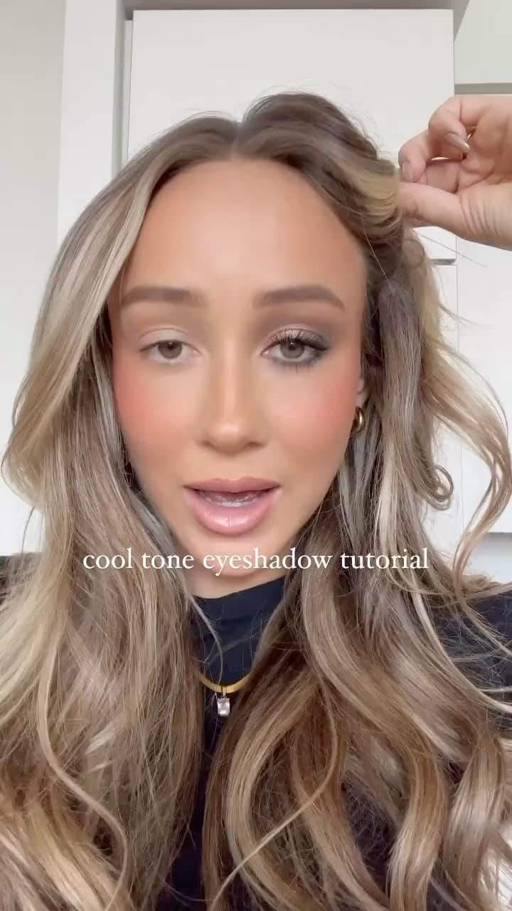 Anastasia Beverly Hillsのインスタグラム：「It’s not hard to trust the process when it’s @roralovestrand (she/her) 😍😍 Recreate this gorgeous look using our NEW Sultry Mini Eyeshadow Palette, now available at the link in bio! ❤️‍🔥  #AnastasiaBeverlyHills」