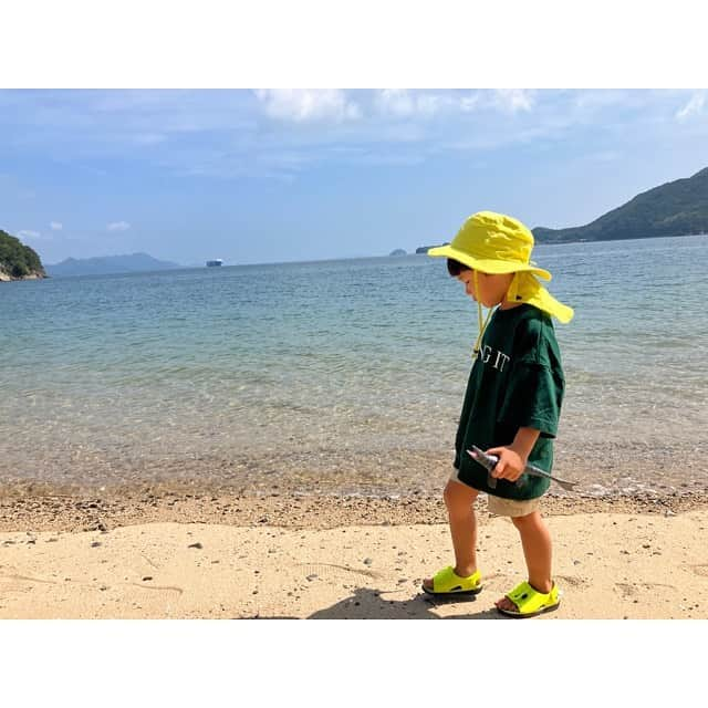 NON-Pのインスタグラム：「帰省4日目  前日、ハードに遊んだのでこの日はまったりと👨‍👩‍👦  近所の海行って🌊  お昼ご飯は、お好み焼き食べて😋  ママが通ってた高専の近くに出来た、ホテルの大浴場行って🧖‍♀️🧖🧖‍♂️  おばあちゃんのお見舞い🏥  それにしても、1枚目の写真、良過ぎんか？🤩  ずっと踊ってた、『ジャンボリミッキー！』と『ソーラン節』は、数日前の運動会で年長さんが踊ってたやつで、 自分たちの演目より気に入って、しばらくはずっと踊ってた🕺🏼🎵  お上手です👏🤩  #帰省 #瀬戸内海 #sea #お好み焼き #ソウルフード #yammy #ウチの息子は大浴場が好き #フェリー　で #弓削島　へ #ママは毎日フェリーで高専に通ってました #ジャンボリミッキー  #ソーラン節」