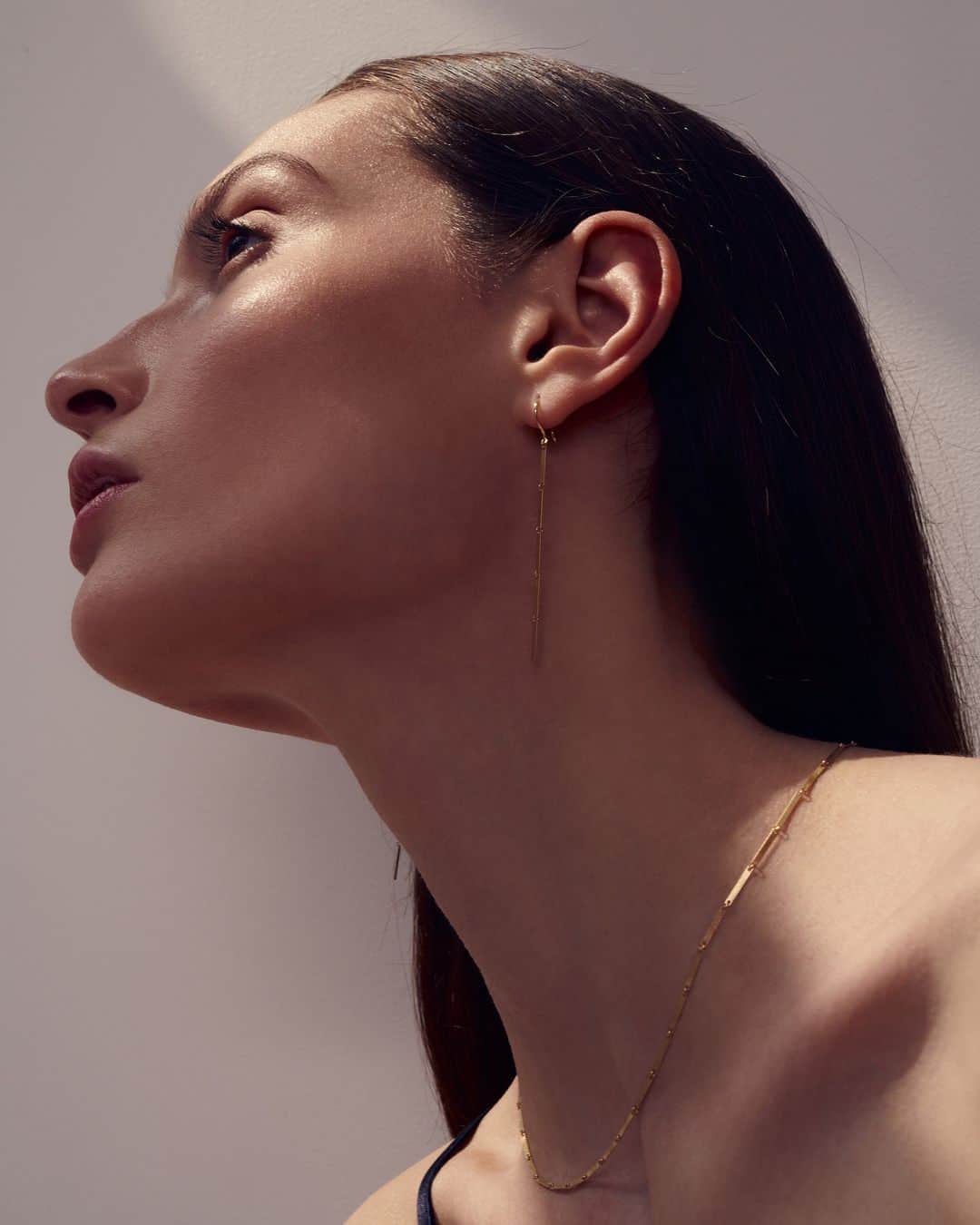 のインスタグラム：「. 誰だって、可能性は無限大。「Golden Bamboo」は天高くどこまでも伸びる竹の姿に想いを重ね、自身の才能の開花を願って身につけたい新作。瑞々しい竹を思わせるゴールドプレートが動くたび揺れるたびに美しく煌めき、果てしない可能性を秘めた未来を引き寄せてくれるようです。  #mariha #jewelry #essentials #ゴールドジュエリー #K18ジュエリー #マリハ #mariha伊勢丹新宿店 #mariha阪急うめだ本店」