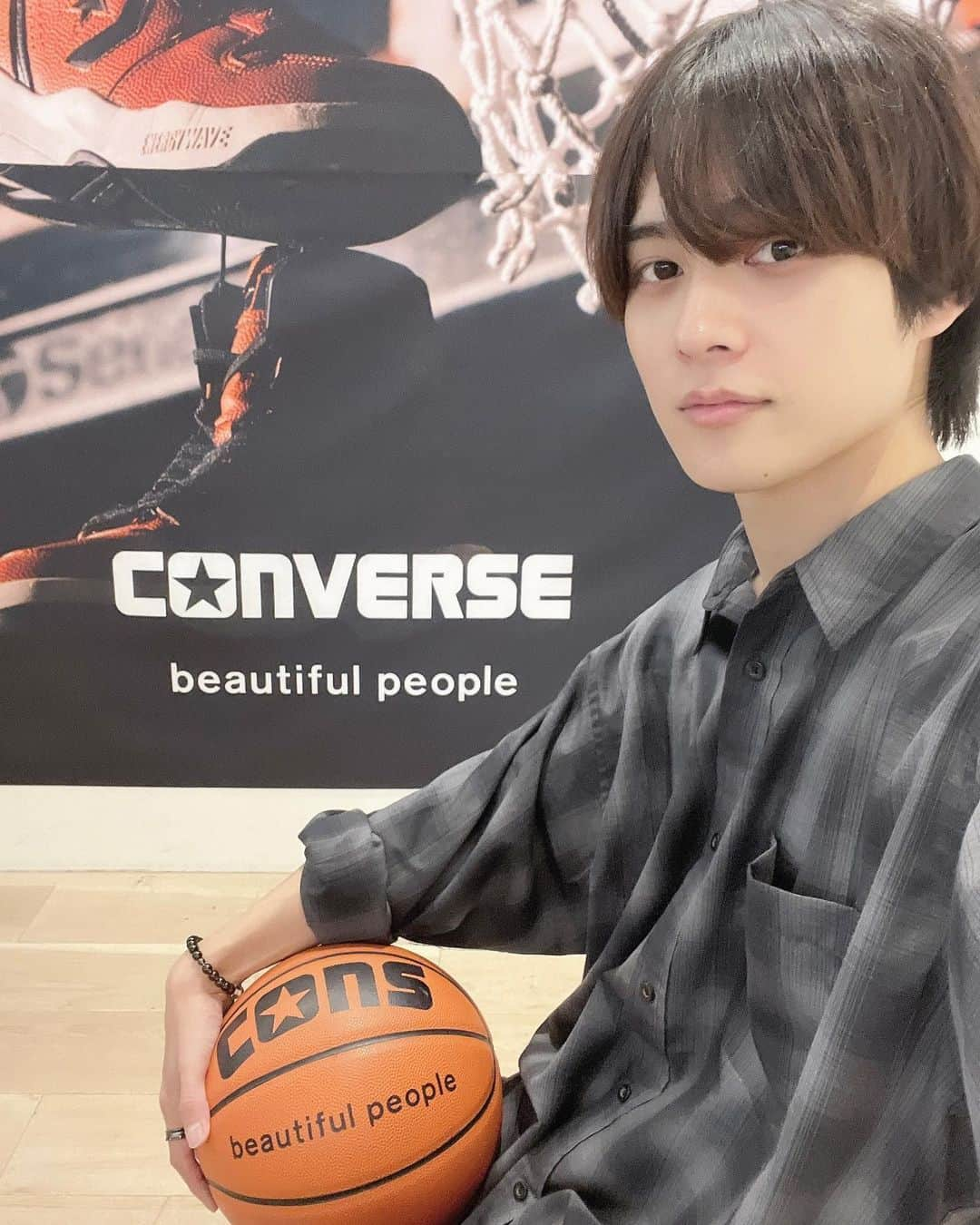 橋本裕太さんのインスタグラム写真 - (橋本裕太Instagram)「. beautiful people Summer 2024 Collection “FREE FROM STEREOTYPE” 行って参りましたー！  converseとのコラボスニーカーかっこよかった！  (おいバスケ下手過ぎんか橋本。)」10月19日 20時08分 - yuta_gram