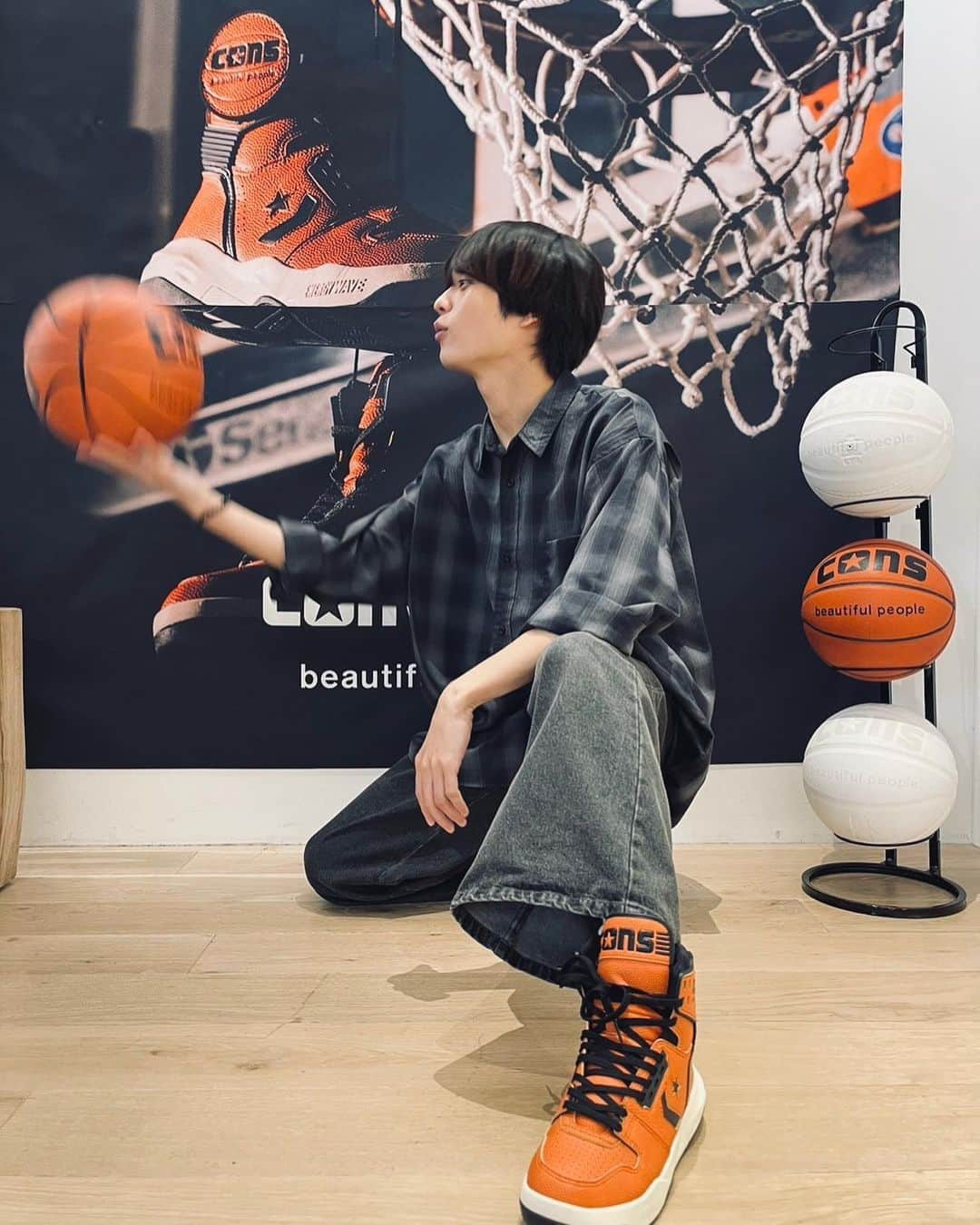 橋本裕太さんのインスタグラム写真 - (橋本裕太Instagram)「. beautiful people Summer 2024 Collection “FREE FROM STEREOTYPE” 行って参りましたー！  converseとのコラボスニーカーかっこよかった！  (おいバスケ下手過ぎんか橋本。)」10月19日 20時08分 - yuta_gram