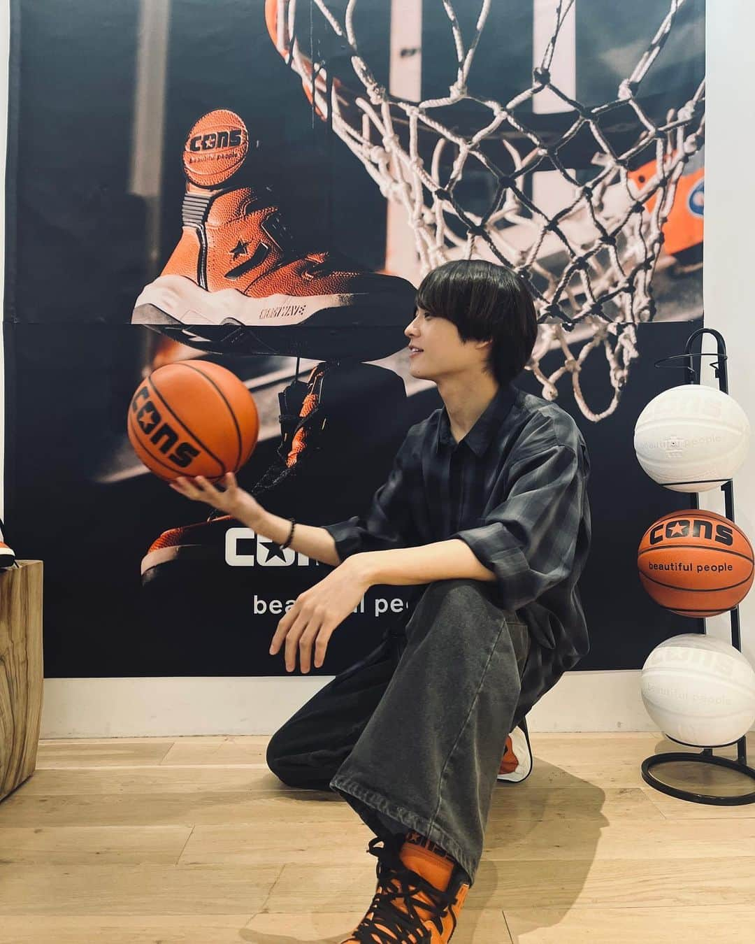 橋本裕太さんのインスタグラム写真 - (橋本裕太Instagram)「. beautiful people Summer 2024 Collection “FREE FROM STEREOTYPE” 行って参りましたー！  converseとのコラボスニーカーかっこよかった！  (おいバスケ下手過ぎんか橋本。)」10月19日 20時08分 - yuta_gram