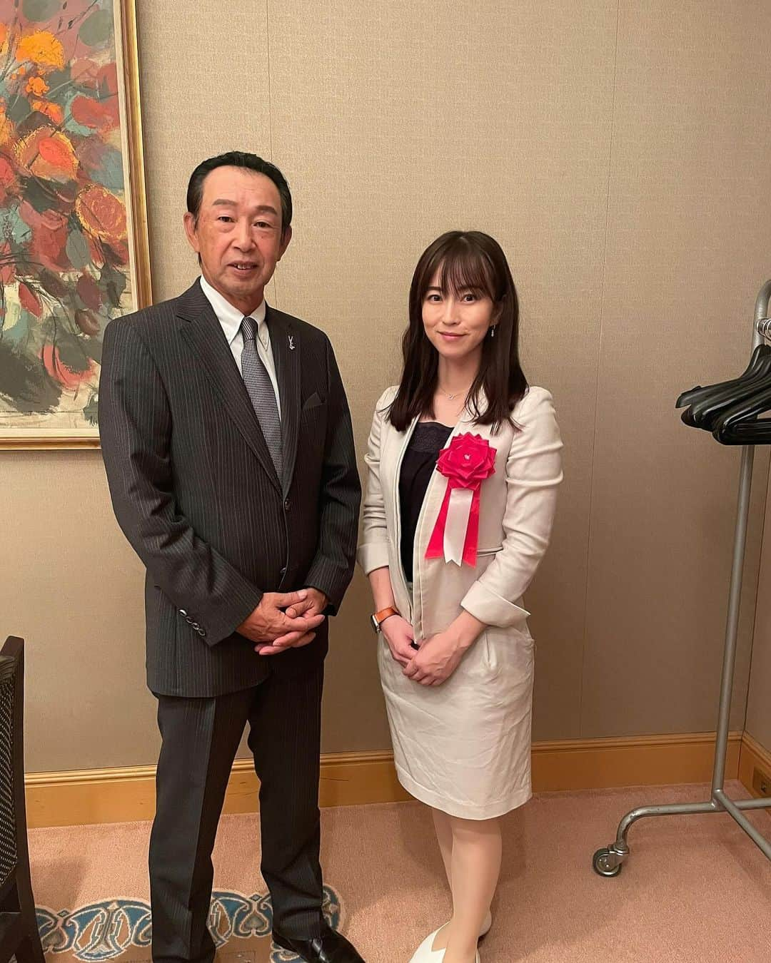 薄井しお里のインスタグラム：「元プロ野球選手、甲子園からプロ入り、日本シリーズや地獄の伊東キャンプ、WBC、ミスターとの思い出や、定岡さんと篠塚さんはどっちがゴルフが上手いか、野球界で誰が一番ゴルフが上手いか、などなど本当に盛りだくさんで講演をしていただきました！ 篠塚 和典さんの講演会の司会を担当させていただきました⚾️  篠塚さんとお会いするのは2回目です✨この日も篠塚さんはかっこよかったです🥹🌼 とても賑やかな現場の雰囲気に心ほぐされました✨  さて、元プロ野球選手で誰が一番ゴルフが上手いでしょうか⛳️ コメント欄で待ってる！🫧 #篠塚和典　さん　#元巨人　#MC #フリーアナウンサー  #ゴルフ　#⛳️」