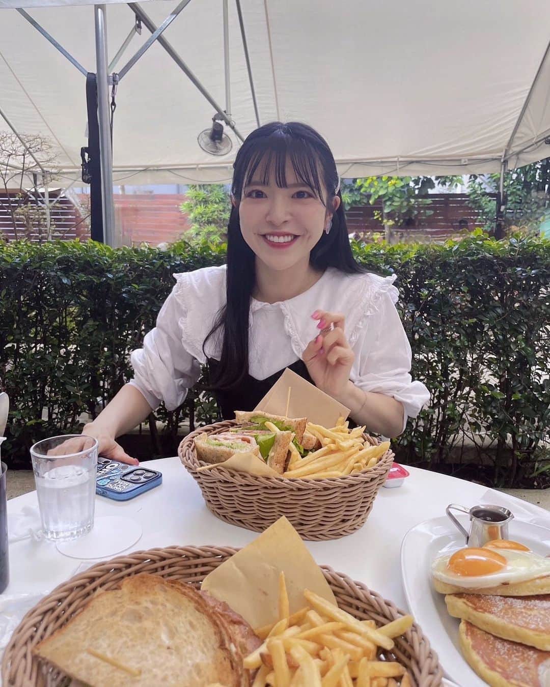 松崎博香のインスタグラム：「ピースする3秒前くらい？✌🏻 　 パンケーキとホットケーキの違いが 一生分からないけど、、、 パンケーキが食べたいです🥞笑  　 #STARMARIE #スタマリ #instagood #instagram #instalike #instadaily #selfie #me #like #셀카 #셀피 #맞팔 #좋아요 #좋아 #맞좋 #오오티디 #fyp #カフェ #selca #เซลฟี่ #카페 #오모테산도」