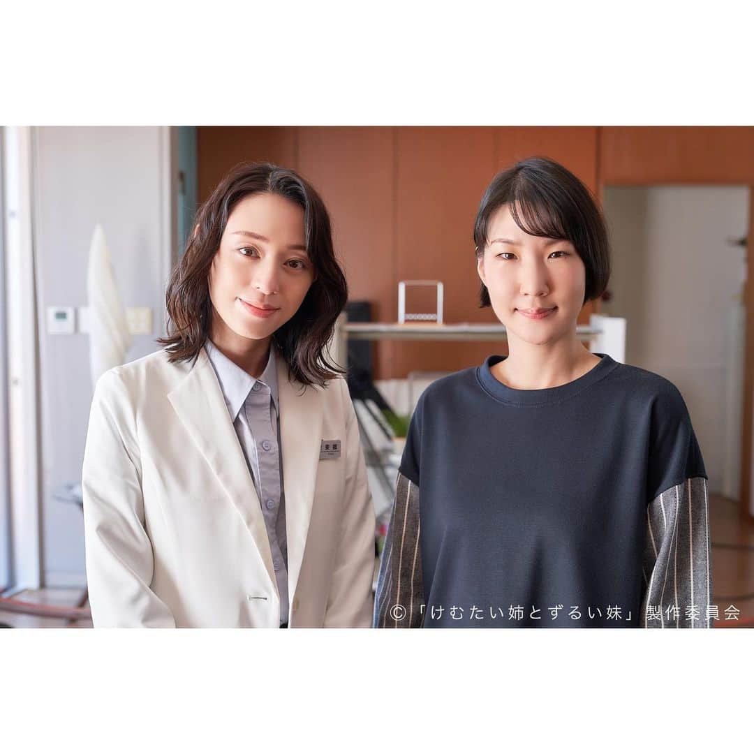 けむたい姉とずるい妹のインスタグラム：「. 😈東郷じゅん役( #栗山千明 さん) 😈川瀬ルミ子役( #周本絵梨香 さん ) オフショットのおふたりは 和やかムード💟  ／ 『#けむたい姉とずるい妹 』 第3話は 10/23(月)夜11:06放送🪄 ＼  1、2話は #TVer で配信中🎗 tver.jp/episodes/ephkhavw72 お気に入り登録もお願いします💠  #テレビ東京 #けむずる  #栗山千明 #馬場ふみか #栁俊太郎  #桜田通 #雛形あきこ  #オフショット」