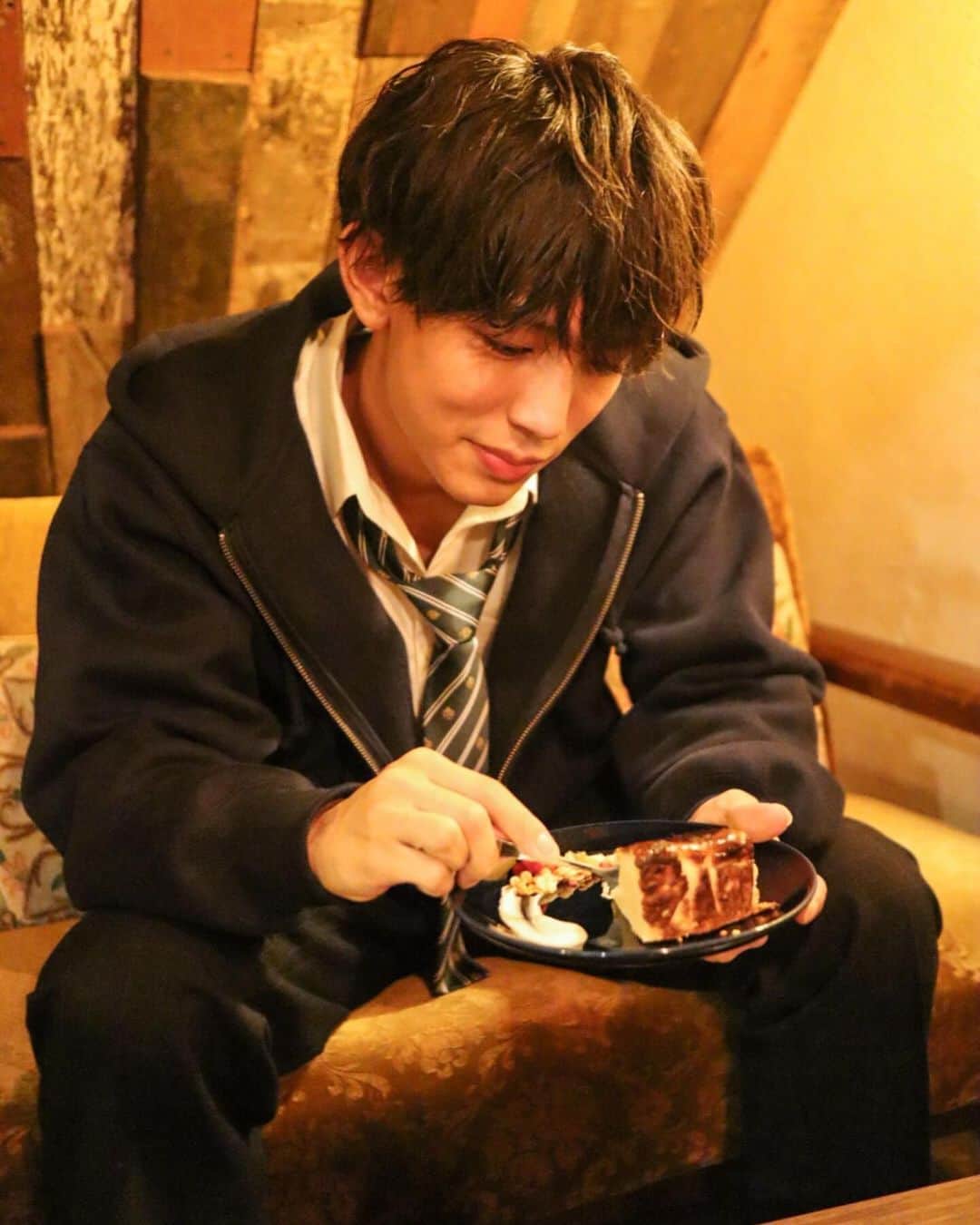 長濱薩生さんのインスタグラム写真 - (長濱薩生Instagram)「GUのヘビーウェイトスウェットフルジップパーカこの季節は制服にも合わせやすくて、年齢を問わず誰でも着こなせちゃう！  着心地も良く、厚手なのにシルエットもスッキリしてるからこの冬は大活躍間違いなし！  冬は大事な人とお揃いにしちゃうのもいいかも！💛🧶  #PR#GU#gu_for_all#ヘビーウェイトスウェットフルジップパーカ #放課後パーカ#プチプラコーデ#長濱薩生」10月19日 20時10分 - sattun.05s