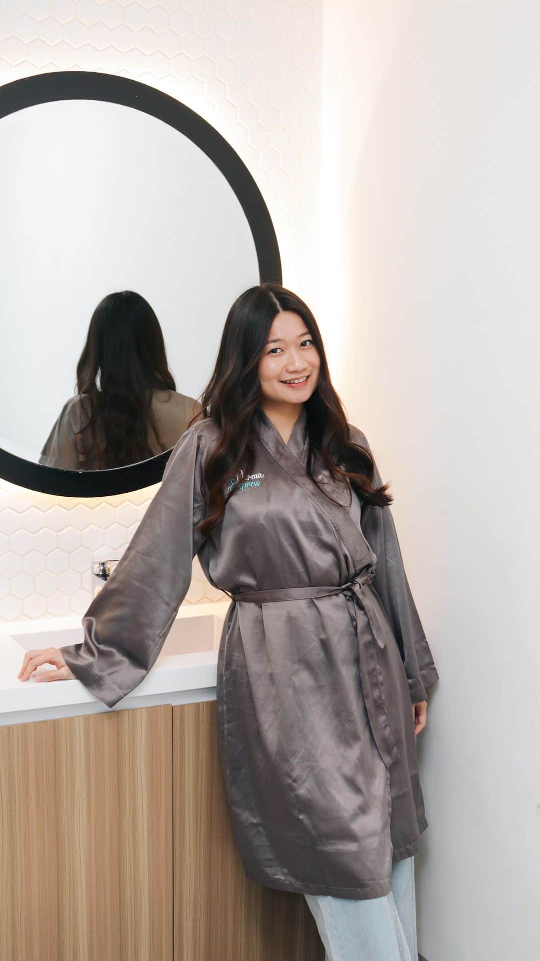 のインスタグラム：「Aku mau rekomendasiin tempat treatment di @derma_express ! nah aku cobain yang di cabang gading serpong nih, aku suka banget treatment disini, apalagi tempatnya nyaman , staffnya ramah dan dokternya emang informatif banget❤️ ga sabar deh treatment lagi disini ! #cakepterjangkaudermaexpressaja」