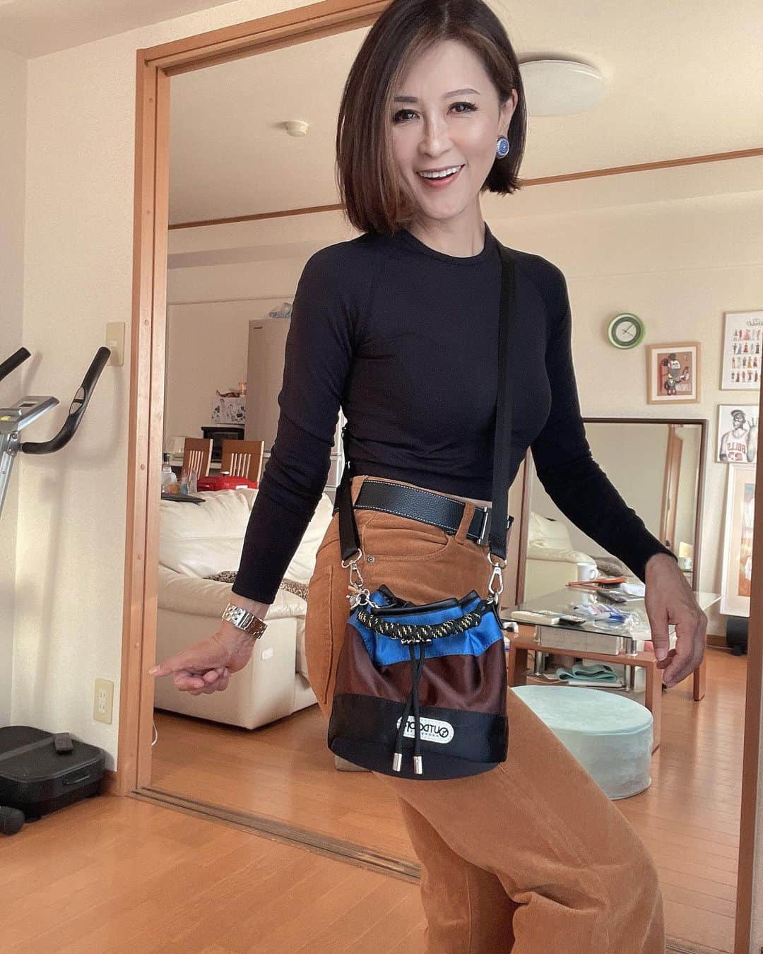 Naoko（なおこ）さんのインスタグラム写真 - (Naoko（なおこ）Instagram)「😊 😊 😊 このパンツ 夏前にSALEで 買ってて。 痩せたら 履こうとずっと とってたけど 永遠に痩せないので 履きました😂🐷 ストレッチパンツは よかねー😂😂😂  半年以上、 大きめのbag探してて やっと 色んな条件クリアしたbag😇😆 🇺🇸から 20日かけて やっと来たよー👜  お休みの日に bag中身とともに お見せするよー  #バッグの中身  #筋トレ女子 #フィットネス女子#フィットネス#Fitness#筋トレ女子と繋がりたい #筋トレ好き#筋トレ好きと繋がりたい#減量 #くびれ#美ボディ #アラフィフ#アラフィフコーデ#ボディメイク #50代#健康 #熊本 #kumamoto  うれちー」10月19日 20時11分 - smile_naohibi