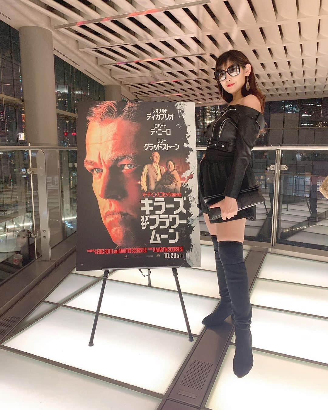 叶ここのインスタグラム：「#PR #映画キラーズ #ディカプリオの怪演を語ろう  東和ピクチャーズから試写会に招待されてスコセッシ監督作品の 「キラーズ・オブ・ザ・フラワームーン」みてきた〜❣️  実話を元にした話で、インディアンの土地に石油が沸いてオイルマネーを手に入れた部族を襲う悲しみの史実。最近まで描くことがタブーだった事件に切り込んでいます。  インディアンの儀式やフリーメイソンが出てきたり…。オカルト好きにも「おっ」と思うシーンがいくつも散りばめられており個人的にそこら辺についてもオカルト・ペイガニズム界隈のみんなと話してみたいね…🦉👁  ほんでさ！！ ディカプリオがまた困難な役を演じてますよ…！！ この人の演技や人間表現へのストイックさにはいつも感銘受けてます。 ダメ男との触れ込みだけど、これってもはや性格というより、これは障害とか疾患とかのレベルなのでは…?と思ったり… （ここら辺みんなの意見聞きたい！）  演技の面では同じスコセッシ監督の「ウルフ・オブ・ウォールストリート」でレオ様からひと皮剥けた感があったと思うんですが、これは、さらに一皮剥けた感あります。  ほんでさ、ロバート・デ・ニーロですよ。これはIQもEQも高いサイコってやつですね。信仰宗教の開祖になりそうな1番胸糞なやつ😇 でも、映画終わった後、女の友達が「めっちゃめっちゃデニーロかっこよかった🥺💓」ってハート目だったので、あんだけ鬼畜なのに魅力的にキャラクターを演じられてるデニーロ様、さすがです。本当の鬼畜ってああだよね😇  あのテンポ感で3時間26分を観させるのは流石スコセッシですな。  是非映画館で体験して欲しい…!!!  【作品概要】 カンヌ国際映画祭で大絶賛！アカデミー賞最有力と呼び声高い今年屈指の話題作 葬られた【暗闇】を見る覚悟はあるかー？ アメリカで起こった奇怪な連続殺人事件。歴史の闇に埋もれた【真実の話】 実話を元に、真実の愛と残酷な裏切りが交錯するサスペンスとFBI誕生秘話を描く。 レオナルド・ディカプリオとロバート・デ・ニーロが、マーティン・スコセッシ監督の下で初競演を果たしたサスペンス超大作。  #映画」