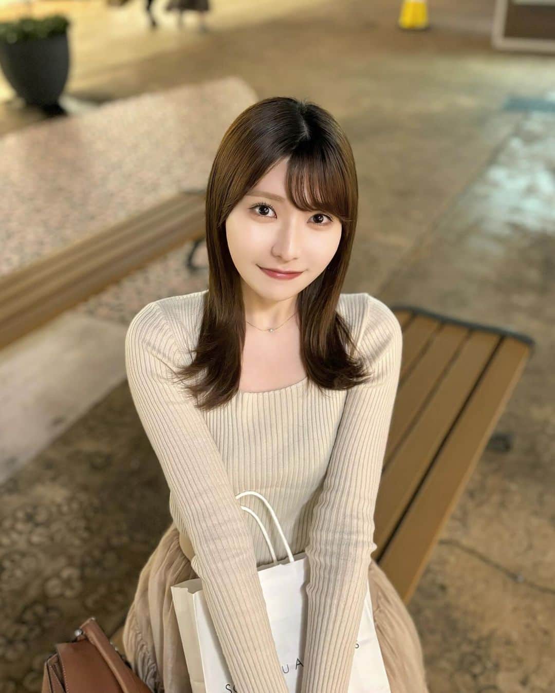 秦はるかのインスタグラム：「アウトレットに行くと絶対に何かしら買わなければ…！って使命感が芽生える(結果スニーカーとクッキー缶だけ買った🍪)」