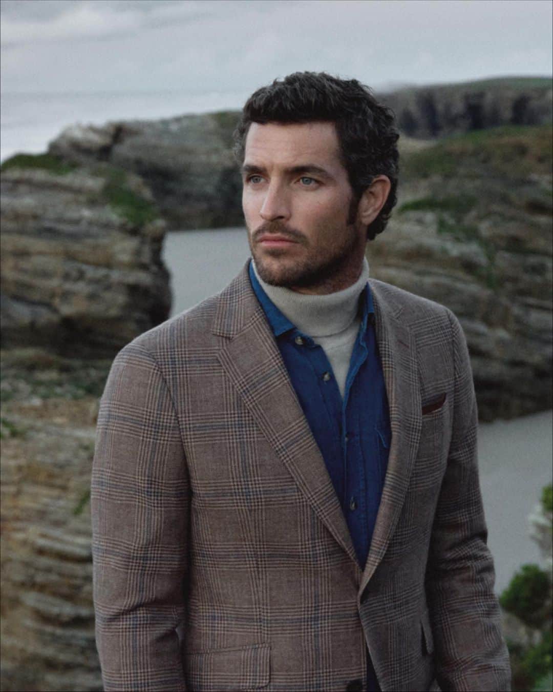 ハケットのインスタグラム：「Secure a flawless style with our new seasonal essentials. Crafted in an exquisite brushed wool blend, this blazer stands out for its attractive checked design in brown tones that perfectly match the alcantara elbow patches.  #HackettLondon #HowToHackett」