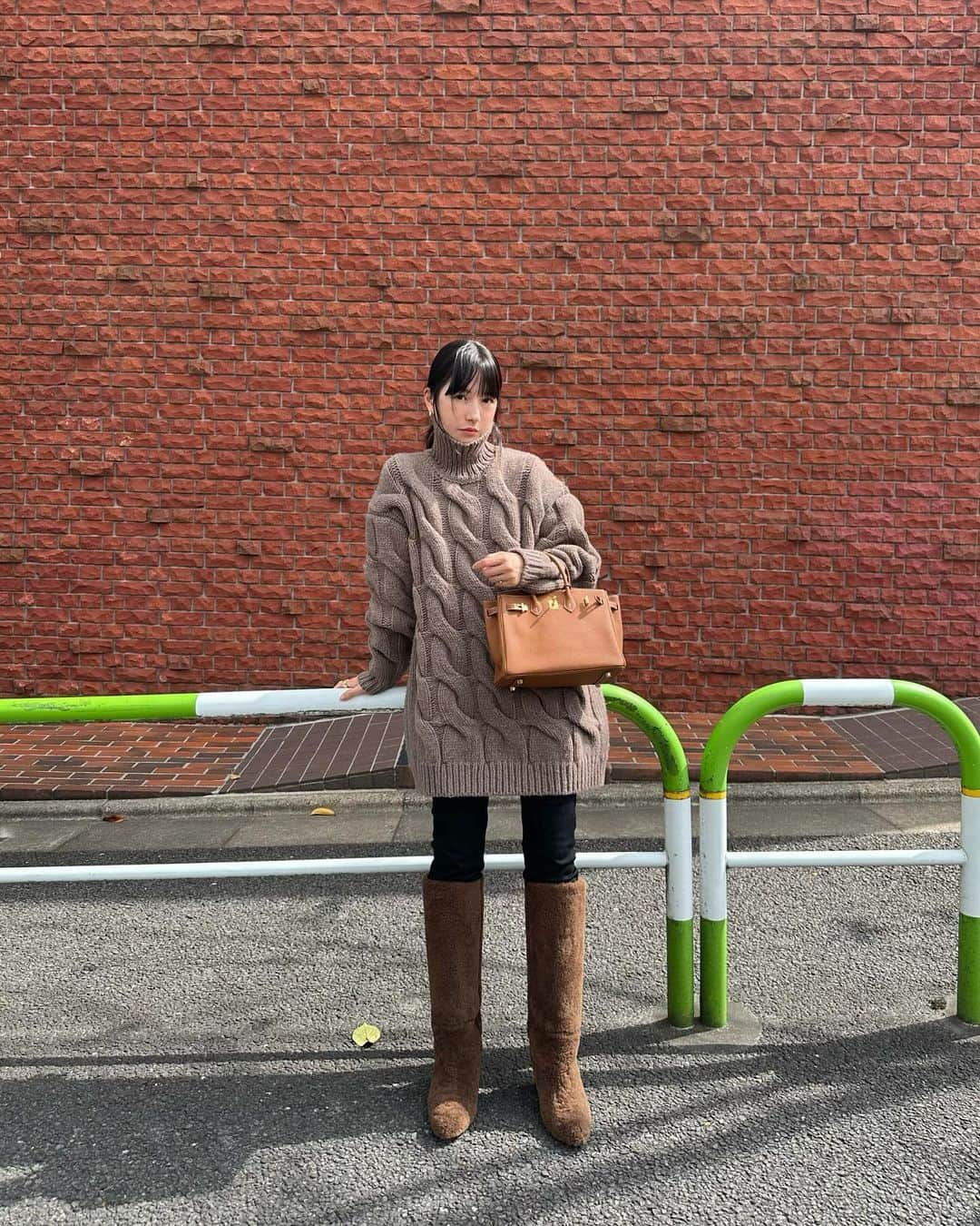 松本恵奈のインスタグラム：「大きなケーブルが特徴的なニット🧶 発売はまだ先だけどこれ絶対欲しいんだ。 このボリュームとシルエット、 本当に好き♡ モコモコブーツはpellicoのセレクトしたやつ👢 遊び心あってこちらも可愛いです○ #clane #好きなやつ #新作 #knit」