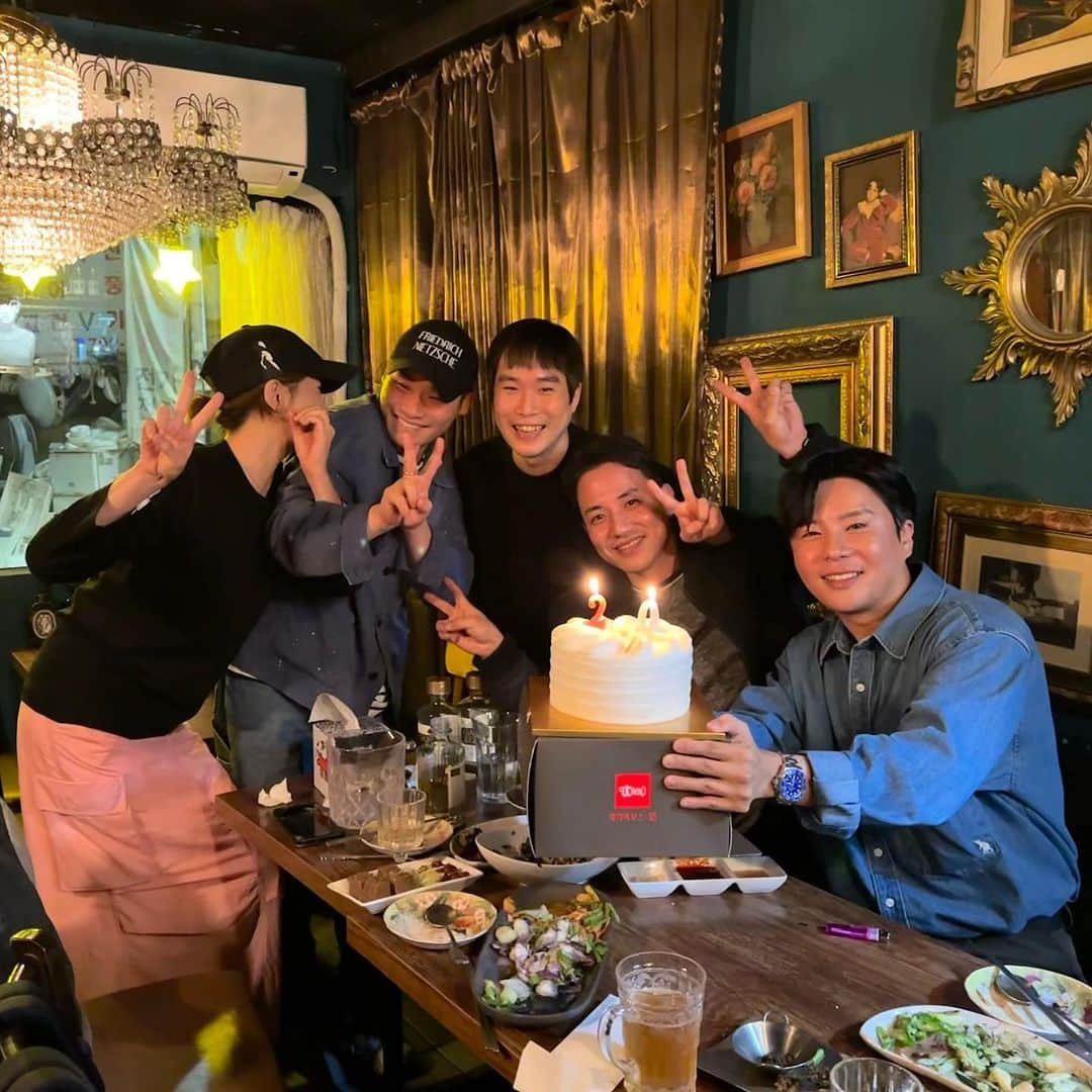 キム・ソナさんのインスタグラム写真 - (キム・ソナInstagram)「#몽정기 😜~~! 20년만에 회동^^🎂 추억이 몽글몽글 ☁️☁️  다소 오동통 ㅋ 풋풋한 교생 김유리 선생님과   노형욱 : (동현) ,전재형 : (석구)   정대훈 : (상민) ,안재홍 : (영재)  추억을 너무 행복하고 즐거운 시간 이였어...  ㅋㅋ 써프라이즈 생일케익 선물들도 고마워~~🩷 뇨석들 ^^」10月19日 20時23分 - kimsuna_official