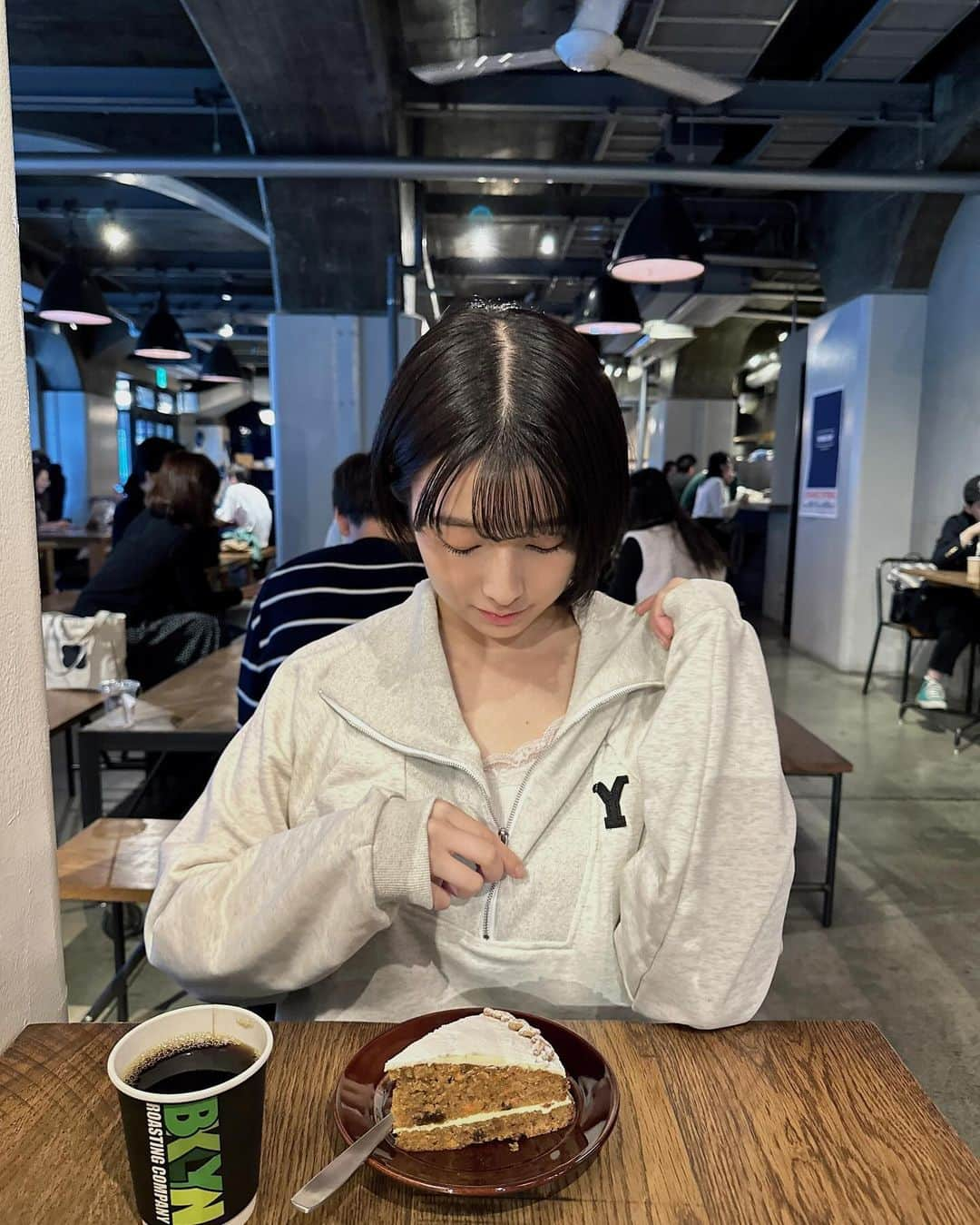 安部若菜さんのインスタグラム写真 - (安部若菜Instagram)「いっしょにカフェする〜？☕️  #shein購入品#shein#パーカー#パーカーコーデ#ショート#ショートヘア#冬コーデ」10月19日 20時23分 - _wakapon_