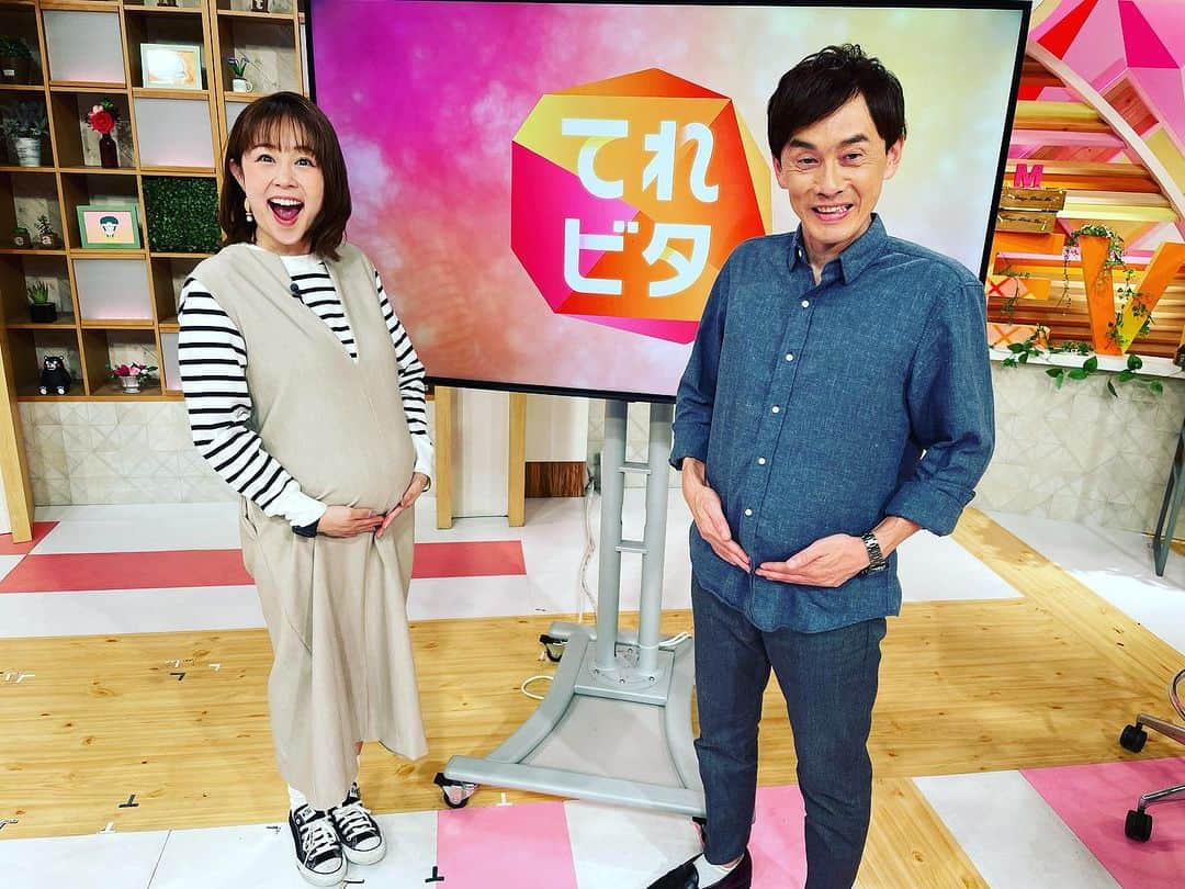 村上めぐみのインスタグラム：「. ご報告🤰 9月頭に、てれビタでもご報告した件です。 （Instagramでの報告遅れ過ぎ🙇‍♀️） . この度、第2子を授かり🤰 12月頭に出産予定で御座います‼︎ . 久しぶりの胎動を愛おし〜く感じながら バタバタと日々を過ごしております🌞 （まつり👧🏻もお姉ちゃんになるよー❤️） . てれビタに復帰して およそ1年でまたお休み。 沢山の方のご協力を頂きながら 今回も出産、育児に励む事になりそうです🥹❗️ 感謝でいっぱいです🙇‍♀️ . . てれビタの出演は10月いっぱい❗️ 最後までよろしくお願いします🤩❤️‼︎ . #てれビタ #てれビタevery  #村上めぐみ #ご報告 #冬生まれベビー予定 #感謝」